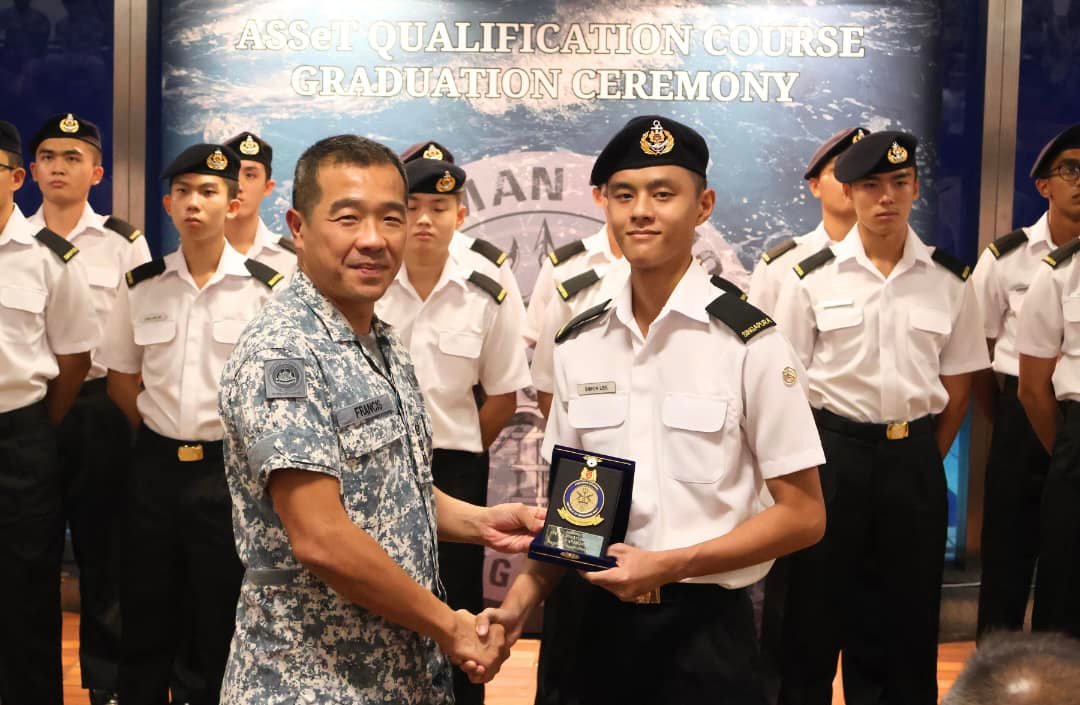 Republic - Commander NDU COL Francis Goh (left) presenting the 9th AQC ...
