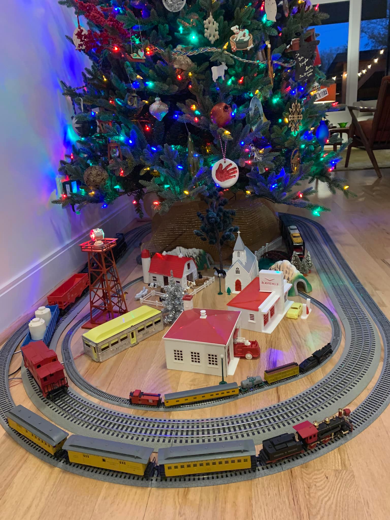 HO Scale Christmas Story House Flat Building With LEDs - Lionel MTH Train Layout