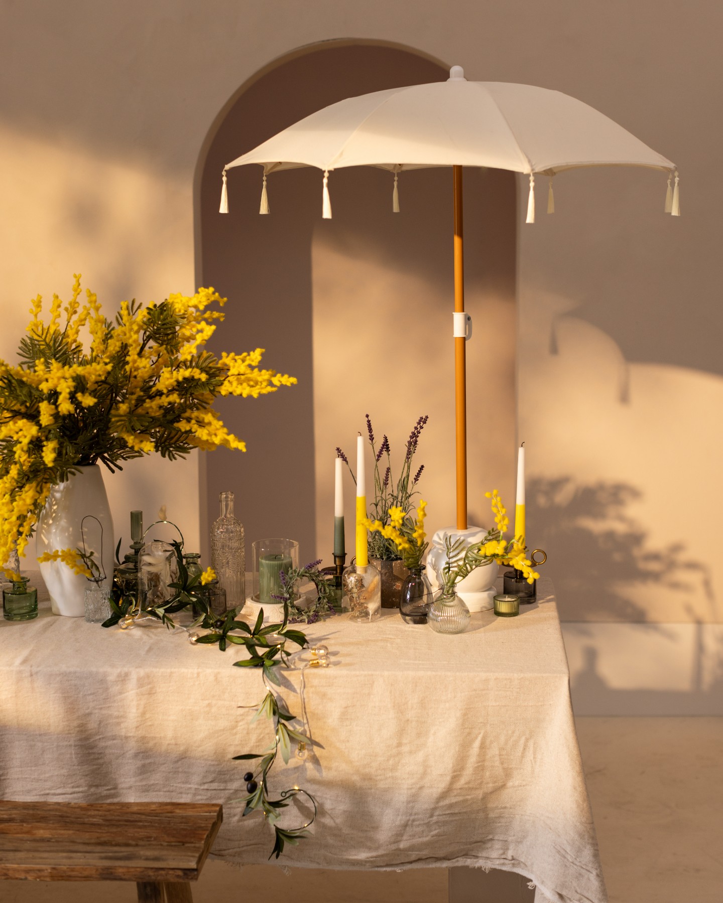 Ein perfekter Tag für eine Hochzeit im Freien!💛 Unser Tisch-Sonnenschirm Soleil sorgt nicht nur für angenehmen Schatten, sondern verleiht der gedeckten Tafel auch eine elegante Note. So genießen du u