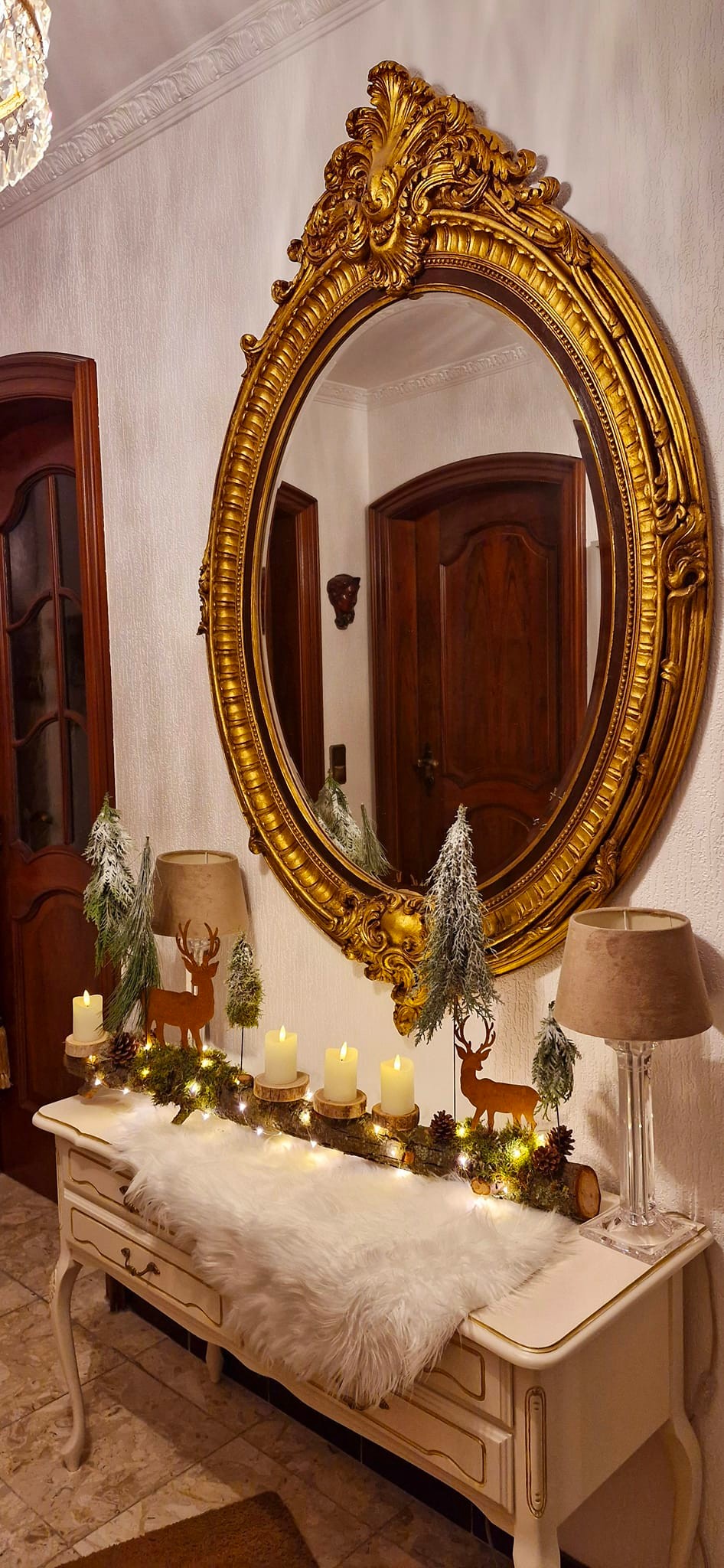 Jetzt habe ich alles fertig. Die Deko vor der Türe hängt seit letzter Woche und das Gesteckt in der Diele habe ich heute zu Abschluss noch gebastelt. 😊🥰 An dieser Stelle möchte