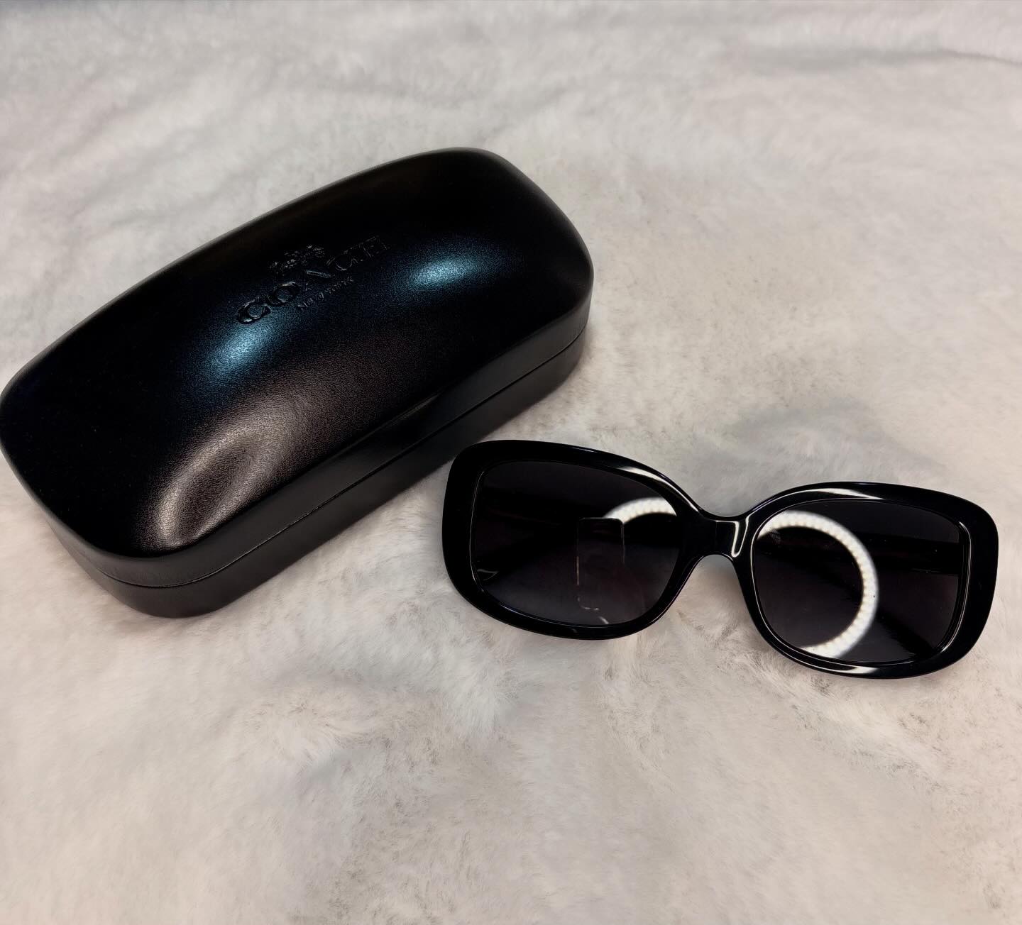 Amshalla - 🖤 Elegancia clásica que nunca pasa de moda 🖤 Lentes Coach ...