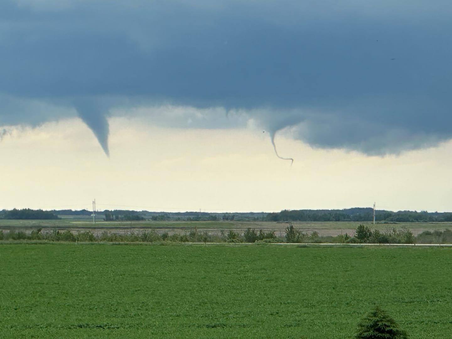 Saskatchewan - Twin funnels and/or tornadoes. Take shelter #Saltcoats ...