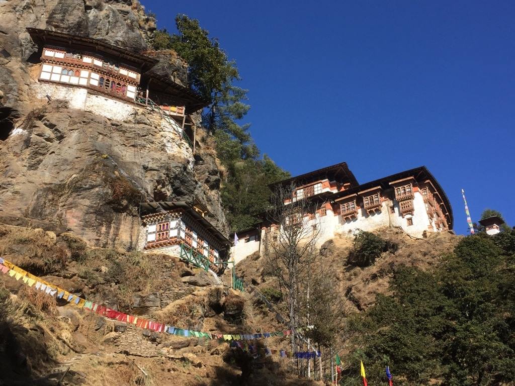 True - 【6天5夜探索神秘古国-不丹】 Thimphu 廷布 登古寺。该寺庙建于1688年，是不丹最重要的宗教学校。藏于深山的登古寺是 ...
