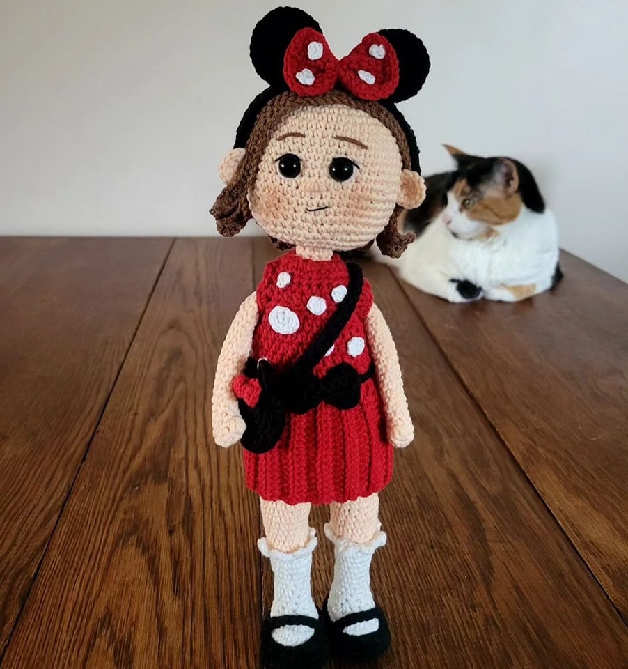 How to make a frilly dress for a knitted Minnie Mouse?
