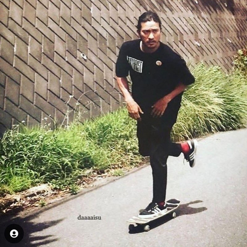 長瀬 智也」氏が同デザインを着用している、FLAT THIRTEENのGUITARIST 
