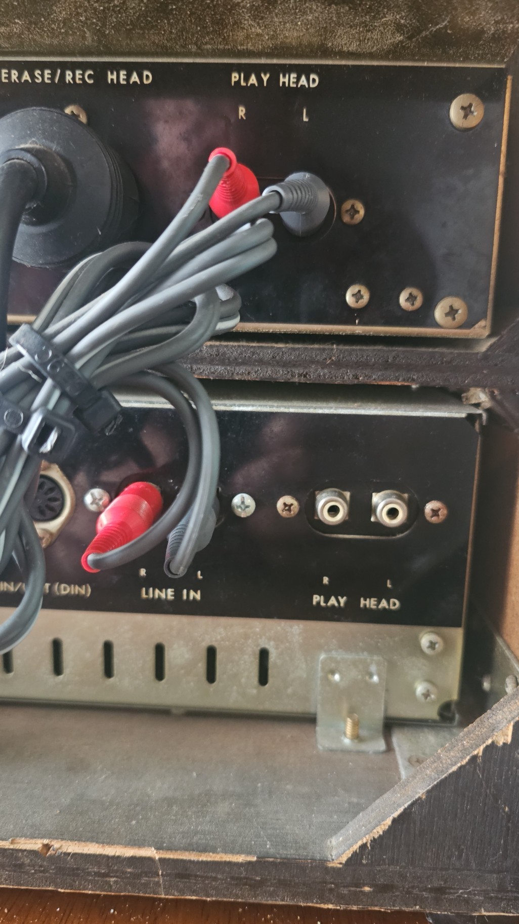 Connecting Teac A-7010 to amplifier correctly?