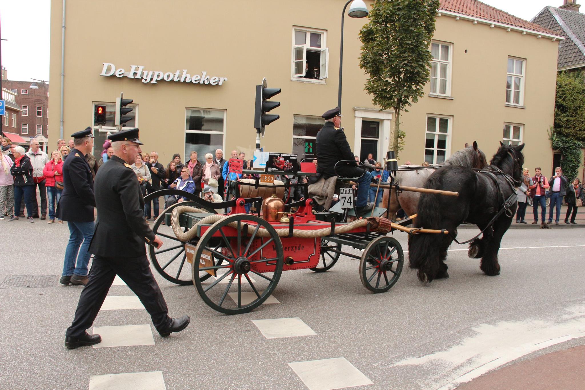 Flag's Up - Here's a great looking old Dutch handtub!...