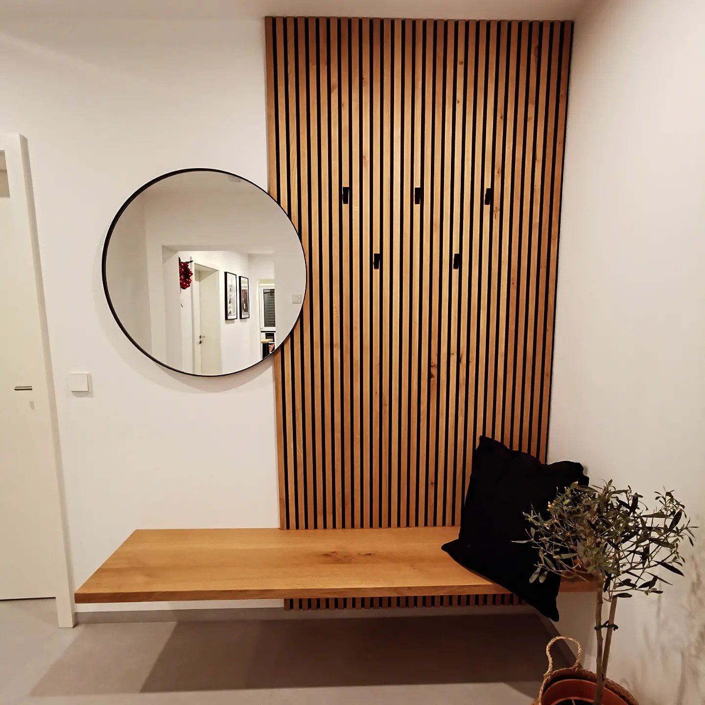 Garderobe mit Akustikpaneele & schwebender Sitzfläche 👌 . . . #woodupp #oak #garderobe #wandpaneele #akustikpaneele #wandverkleidung #schreiner #handmadework #wood #industrialdesign #schreinermeist