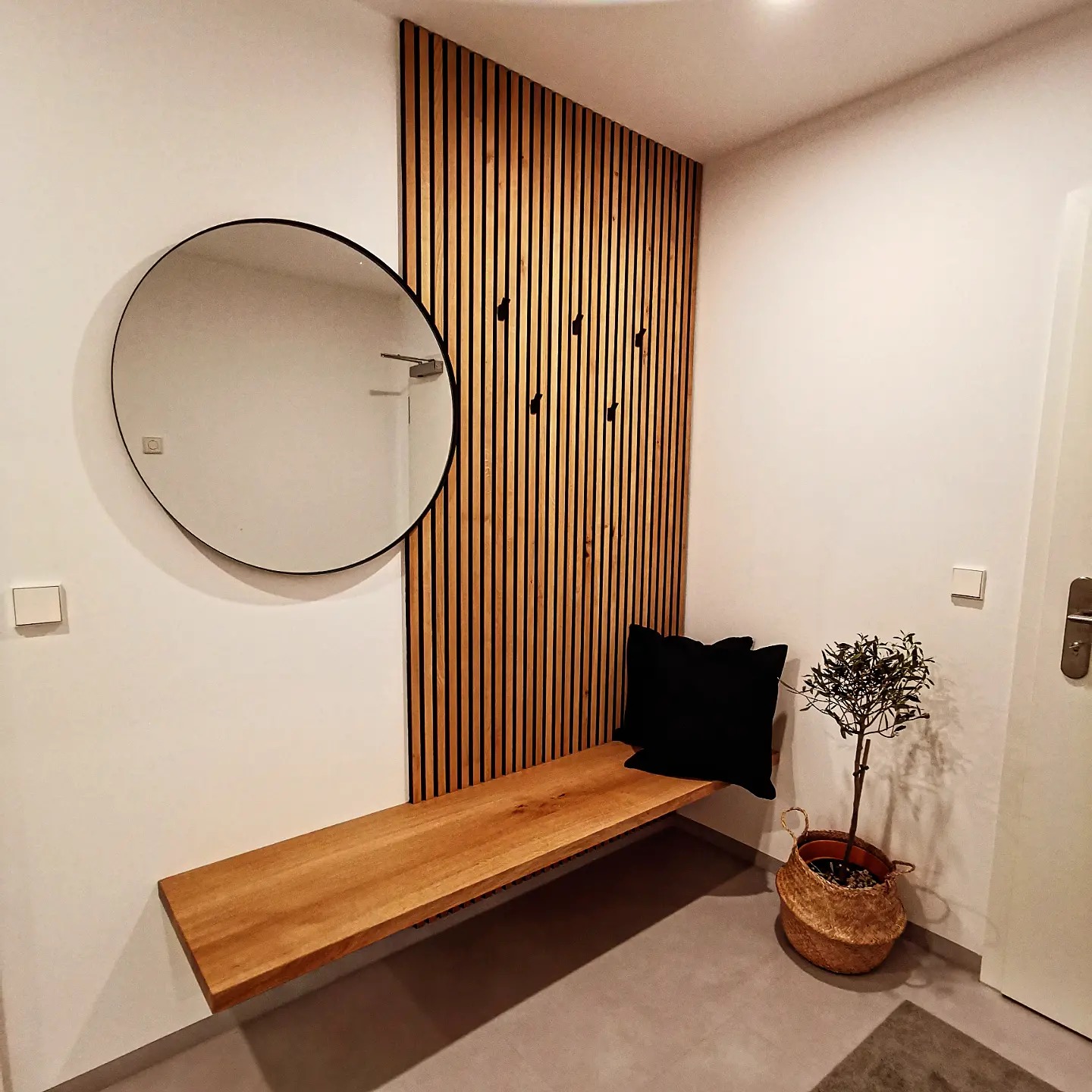 Garderobe mit Akustikpaneele & schwebender Sitzfläche 👌 . . . #woodupp #oak #garderobe #wandpaneele #akustikpaneele #wandverkleidung #schreiner #handmadework #wood #industrialdesign #schreinermeist