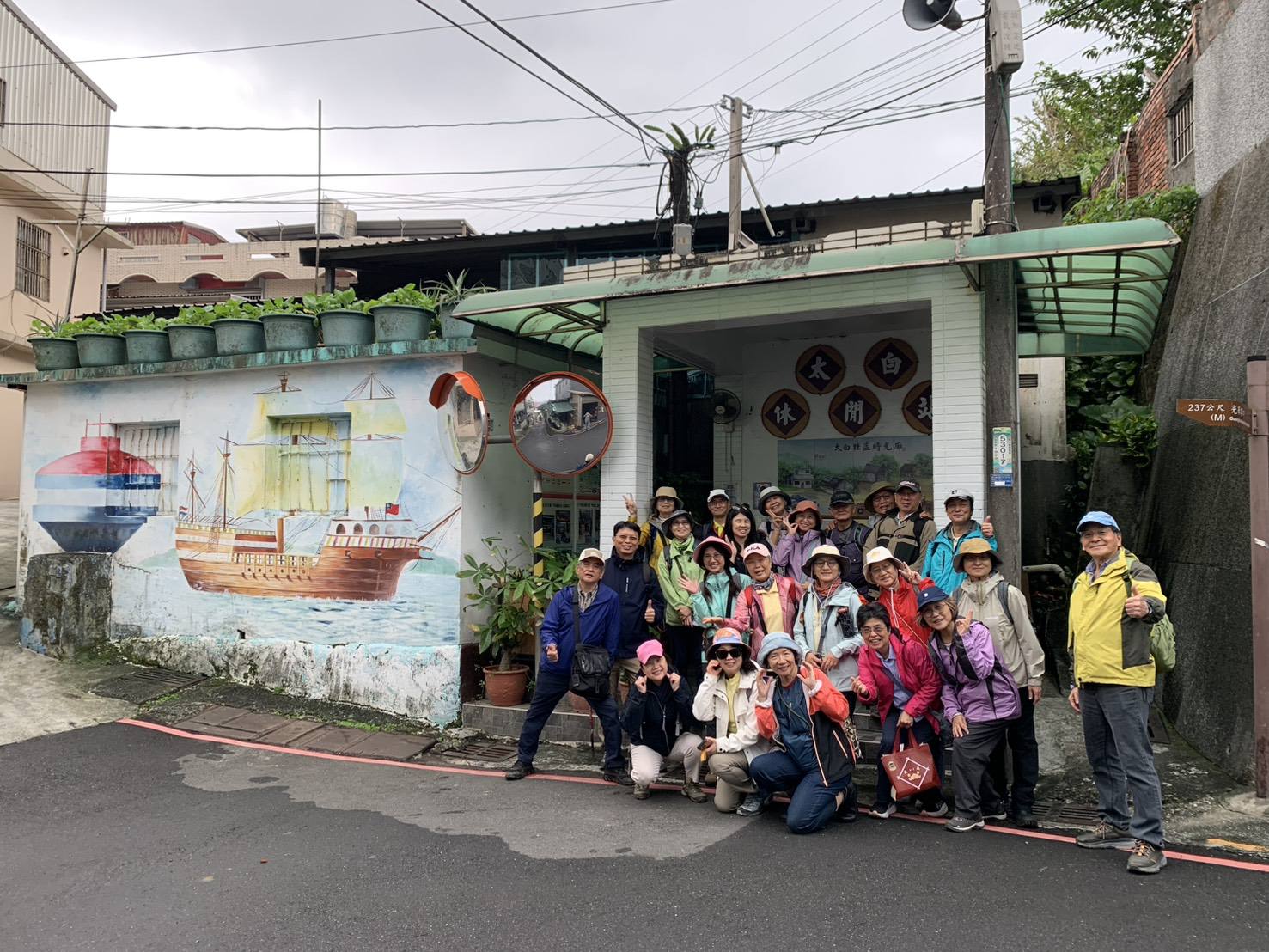 白米甕碼頭報飯館 - 南港社大，謝謝寶哥老師帶著大家來訪！還把C位讓給了闆娘😄！在大家的熱情下，報飯館的小菜被購買一空... | Facebook