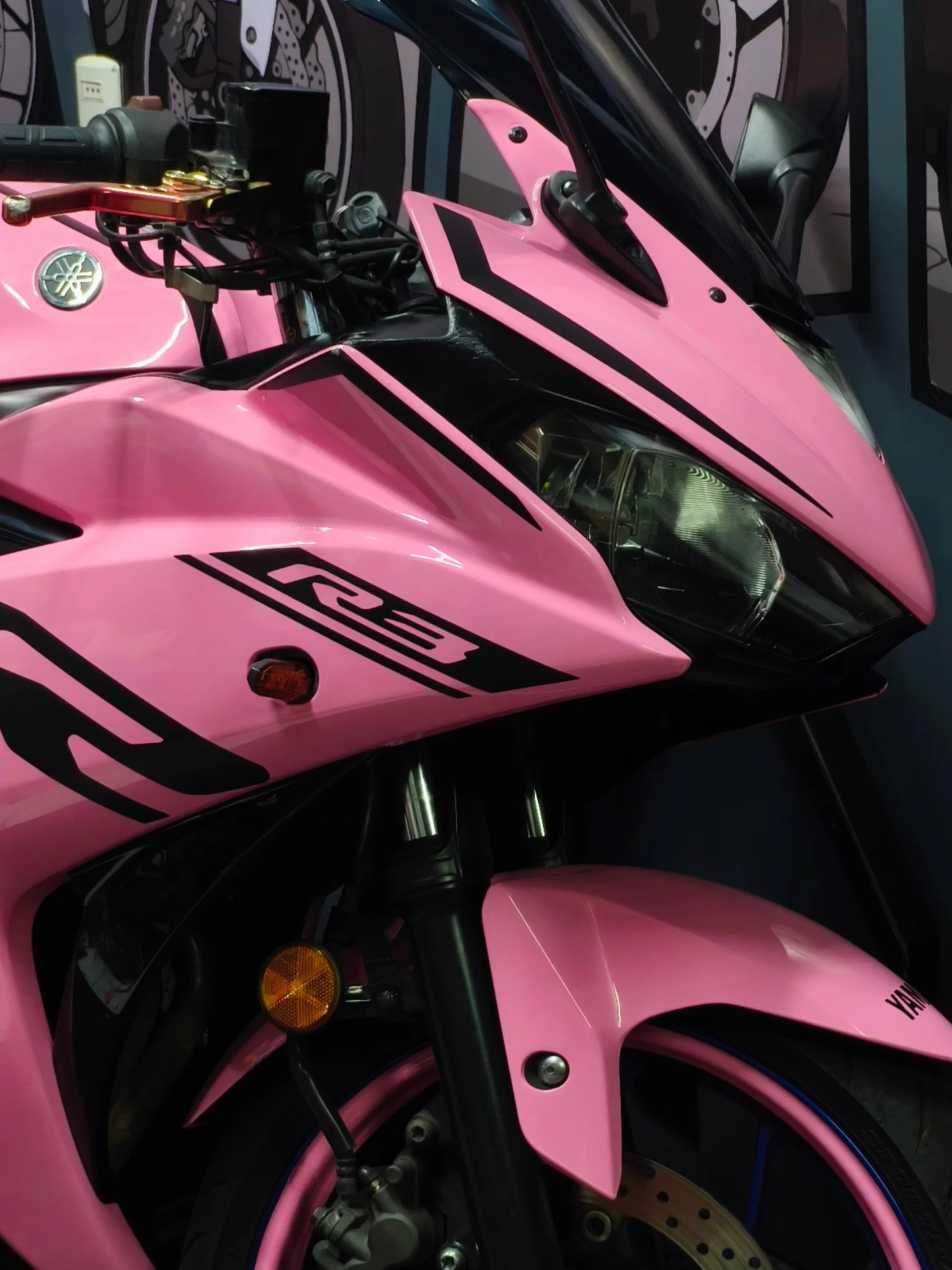 bryking_designs - YAMAHA R3 🏍️ FULL WRAP ROSADO PASTEL 👑🏯 ... | Facebook