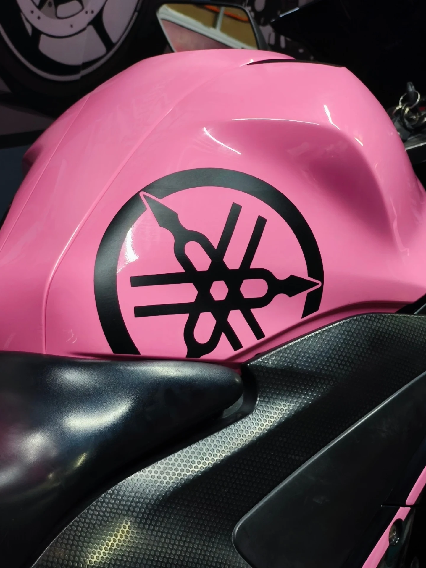 bryking_designs - YAMAHA R3 🏍️ FULL WRAP ROSADO PASTEL 👑🏯 ... | Facebook