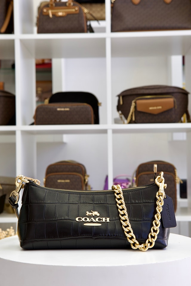 UNOO - The timeless elegance of black combined with the...