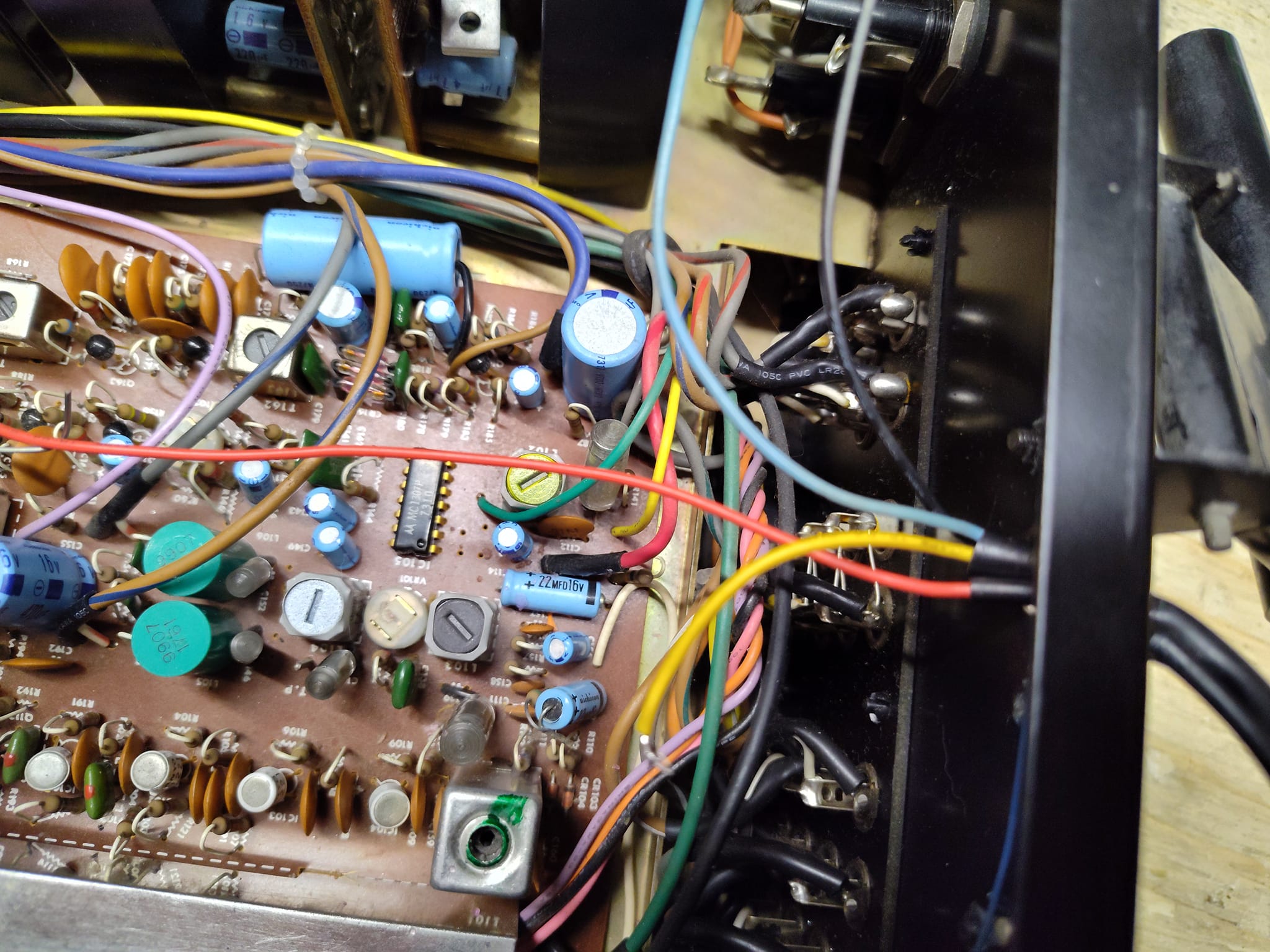 Für AUDI 80 90 100 200 ELEKTRISCHE ANTENNE HINTEN KOTFLÜGEL Motorantenne