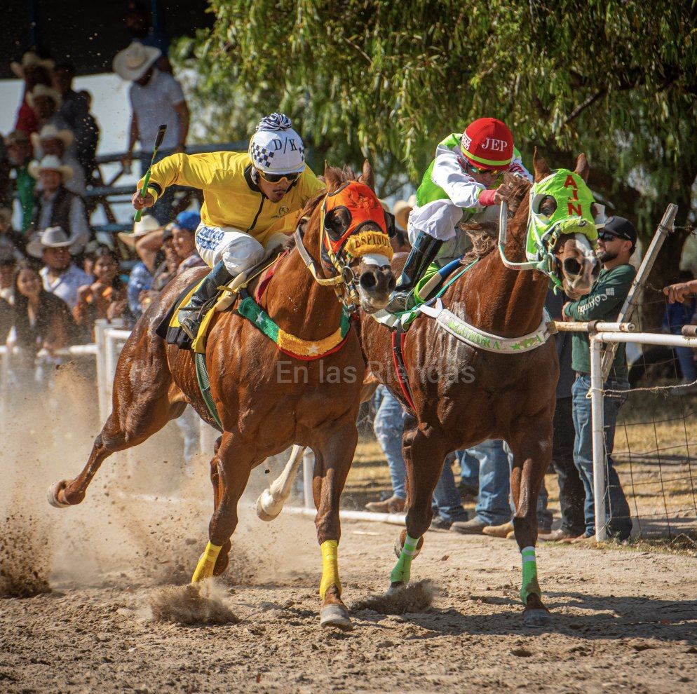 Santiago Piña y Benito Valadez Accionando las esco petas para cumplirle ...
