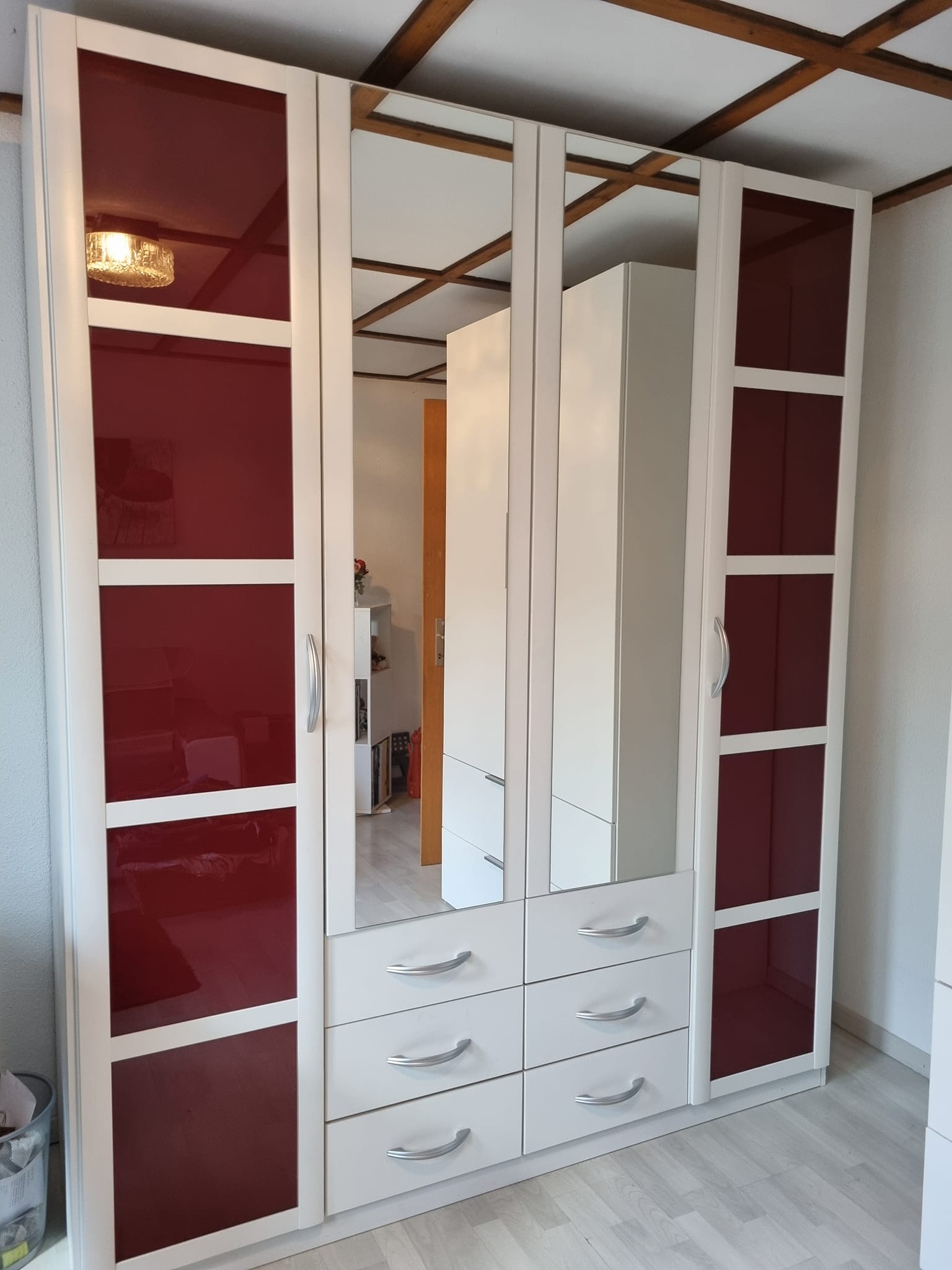 Wie haben einen Kleiderschrank zu verschenken Höhe 220cm, Breite 180cm, Tiefe 60cm Rechte Seite hat Stangen, links Tablare In der Mitte sind Spiegel