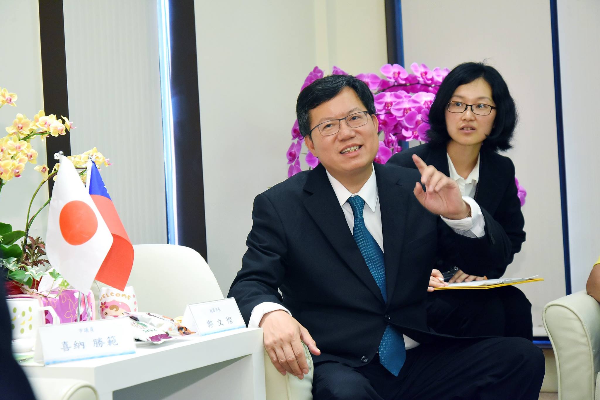 鄭文燦 昨天表揚了模範公務人員 桃園市政府也有另一位同仁 身份十分特別 來自日本的吉田繪里 吉田繪里目前在桃市府的秘書處服務 負責聯繫桃園和日本的交流行程 我雖然是日本人 但我代表桃園 她這麼說 由吉田繪里與日賓聯繫 自然讓日本朋友倍感親切 拉近與