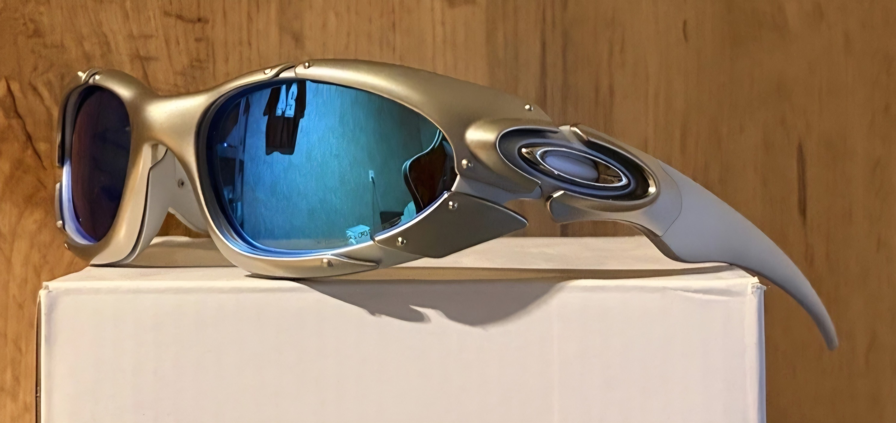 Are these genuine Oakley Plate Sunglasses, please?
