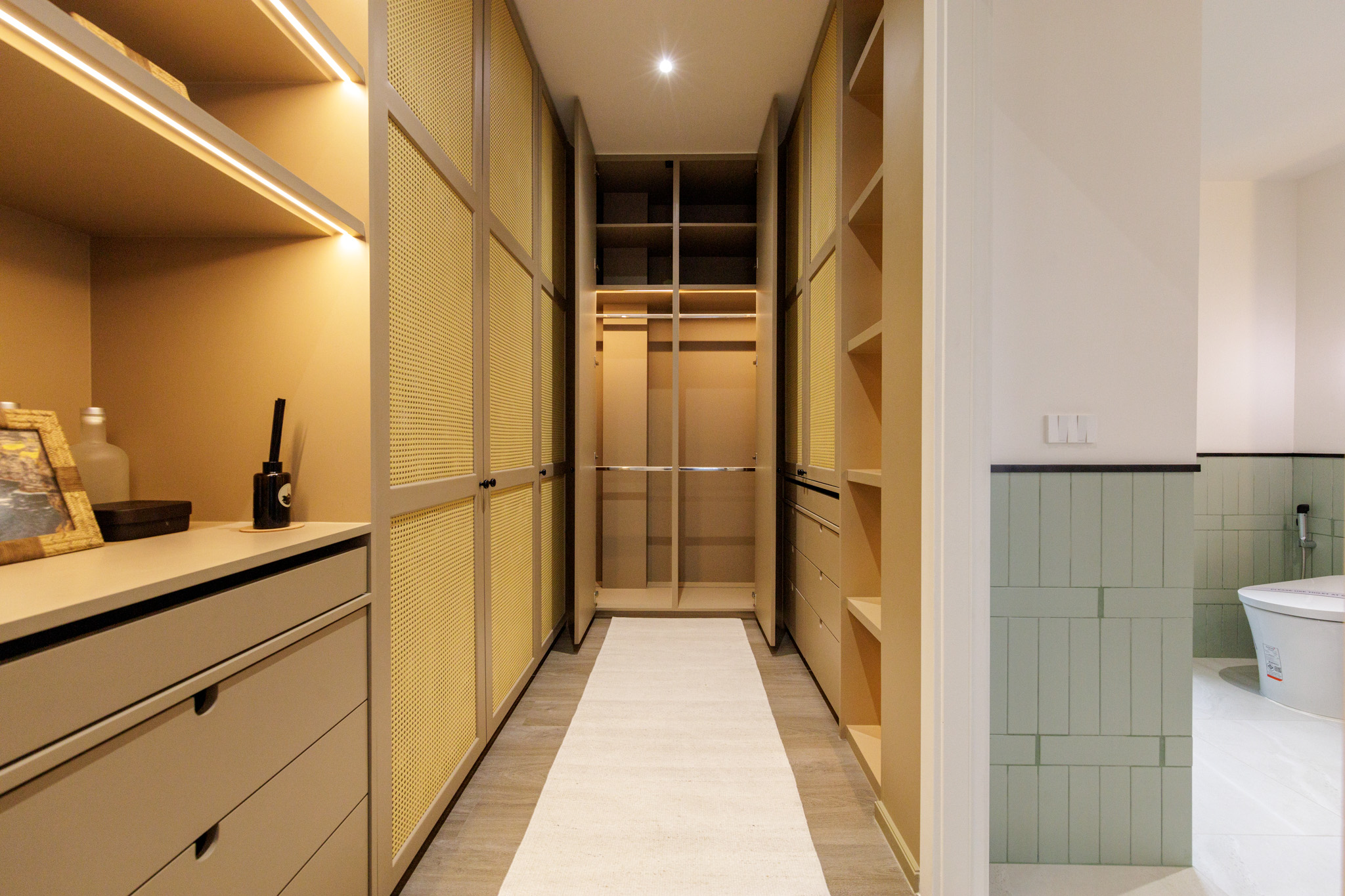 อยากมีบ้านโว้ยย - มาถึงโซน Walk in closet บอกเลยว่าบิวท์อินตู้เสื้อผ้า ...