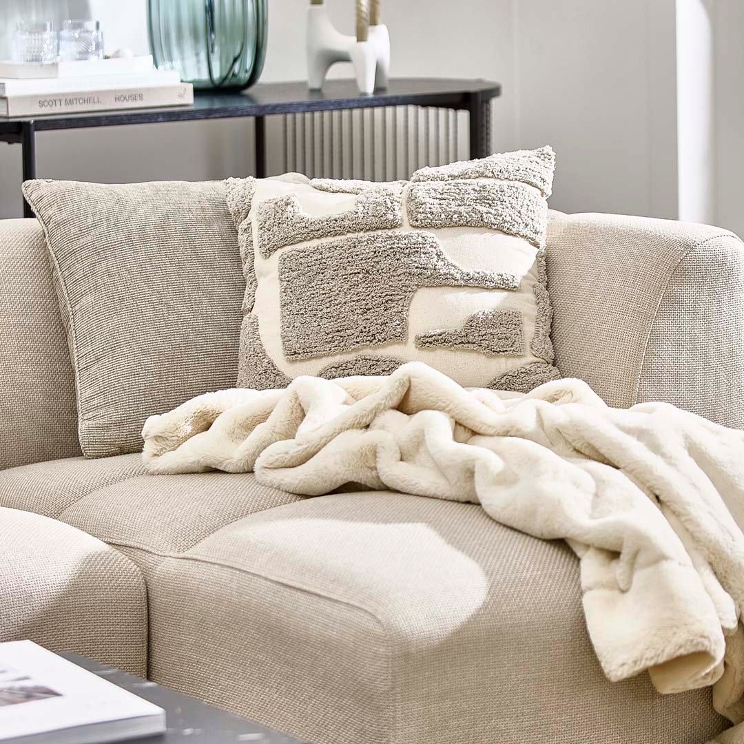 Zur neuen Nordic Mood Collection gehören kuschelige Textilien wie die Wohndecke KALKLOK und das Zierkissen FJELLFIOL. Um das Maximum an Komfort herauszuholen, bietet sich auch unser neues Dekokissen DVERGFAKS an 💙 #nordicmood #