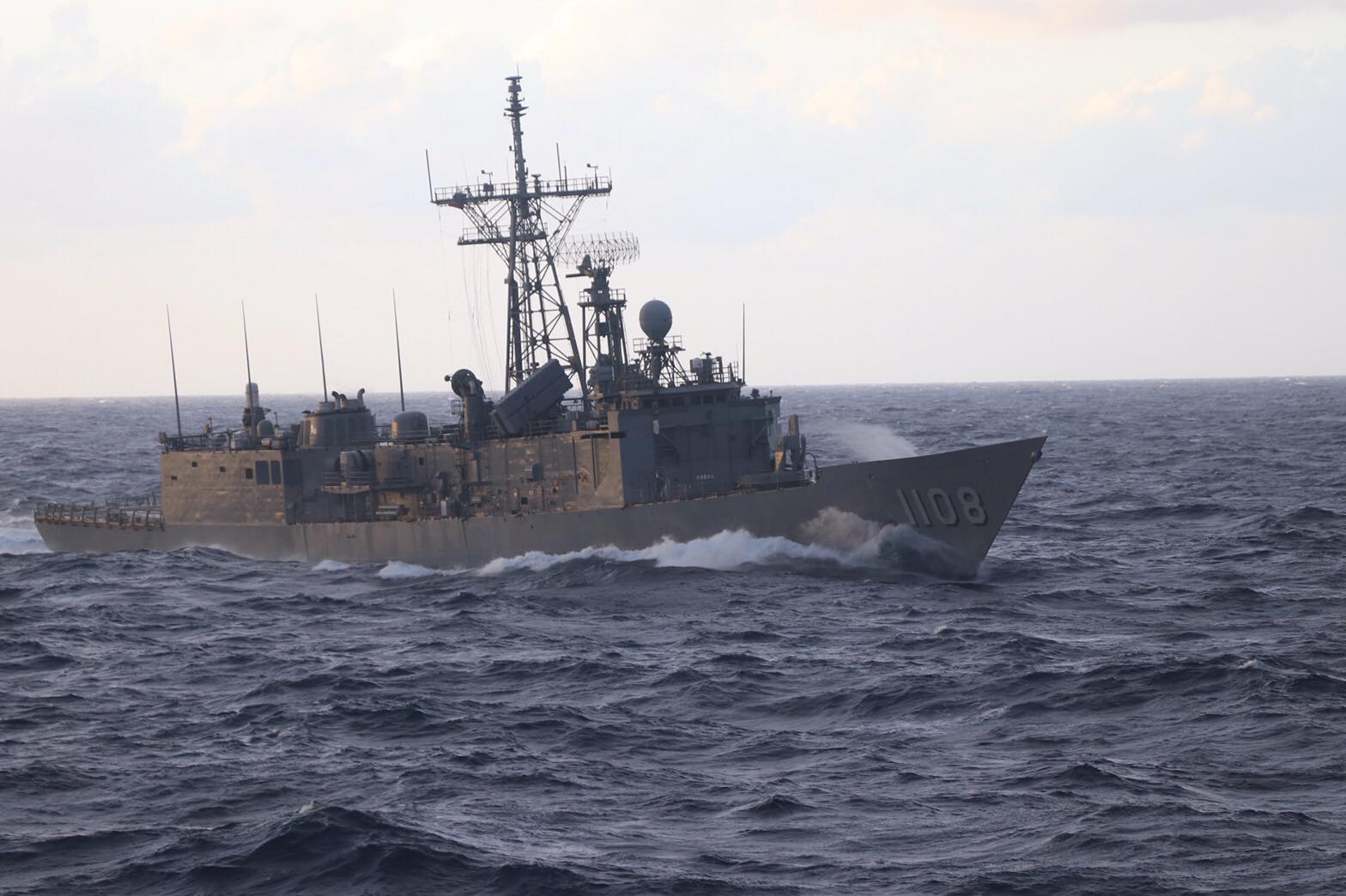 中華民國海軍 - 海軍艦隊指揮部指揮官蕭中將日前蒞抵海強操演任務艦慰勉參演官兵，對大家在波濤洶湧的惡劣海象與凜冽海風中...