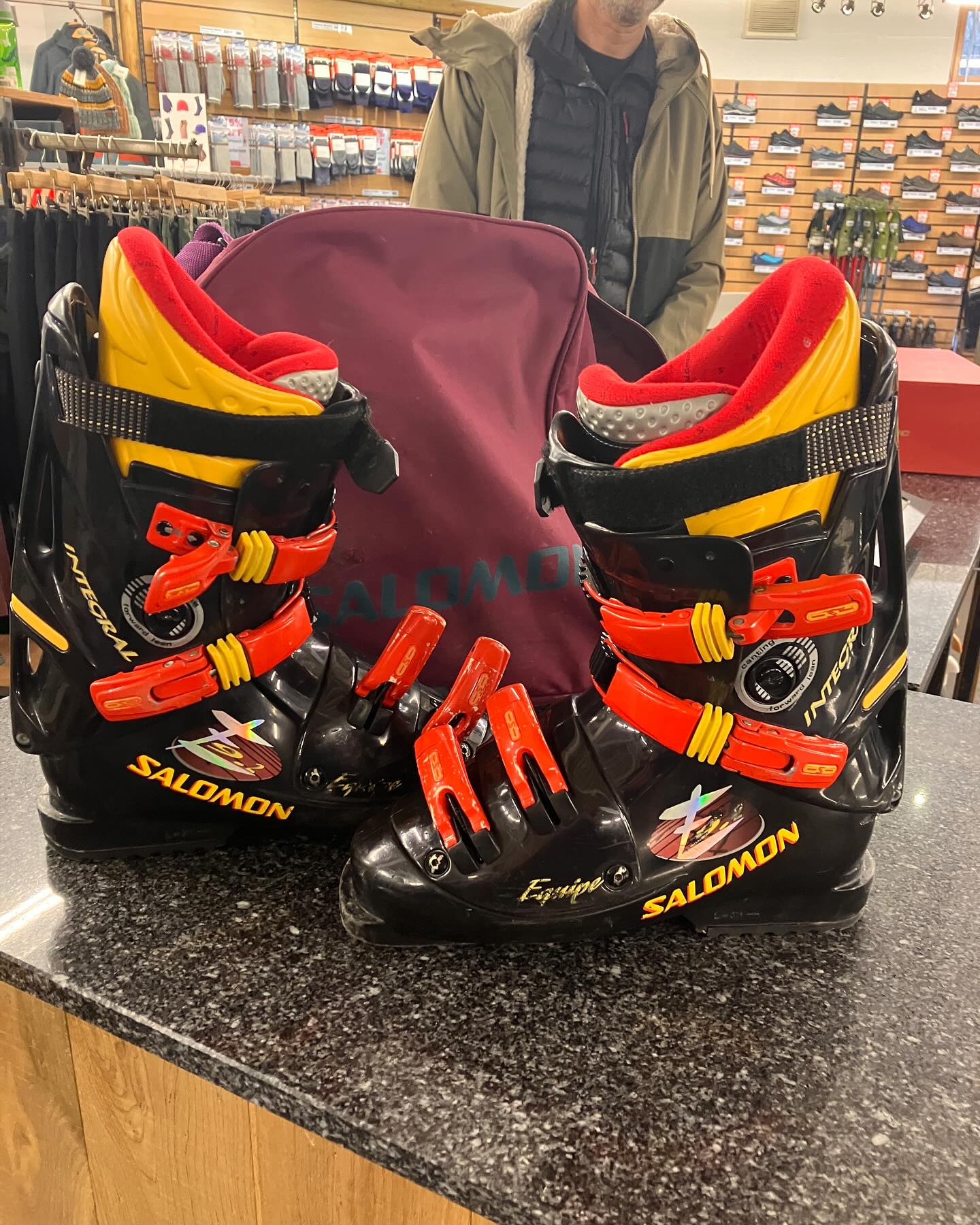 1999 salomon yellow ski boots Revolve Pro 2027 24.5 For advanced skiers History of the iconic Salomon