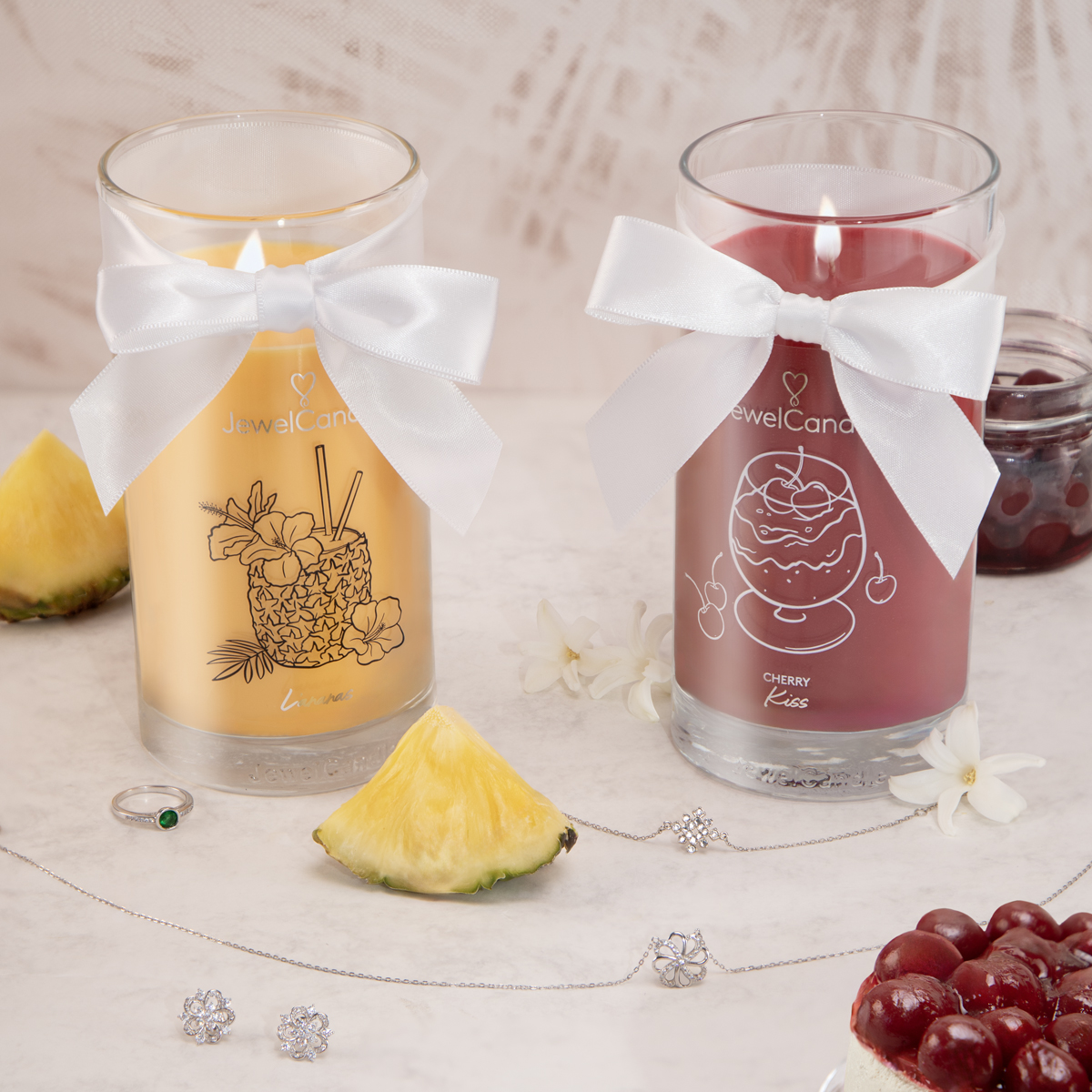 ✨ Ein fruchtiger Sommer mit JewelCandle 🍒🍍 Unsere Kerzen Cherry Kiss und L'Ananas haben eure Häuser in den letzten zwei Tagen mit ihren fruchtigen Düften bei -50% erleuchtet. Falls ihr dieses Angebot