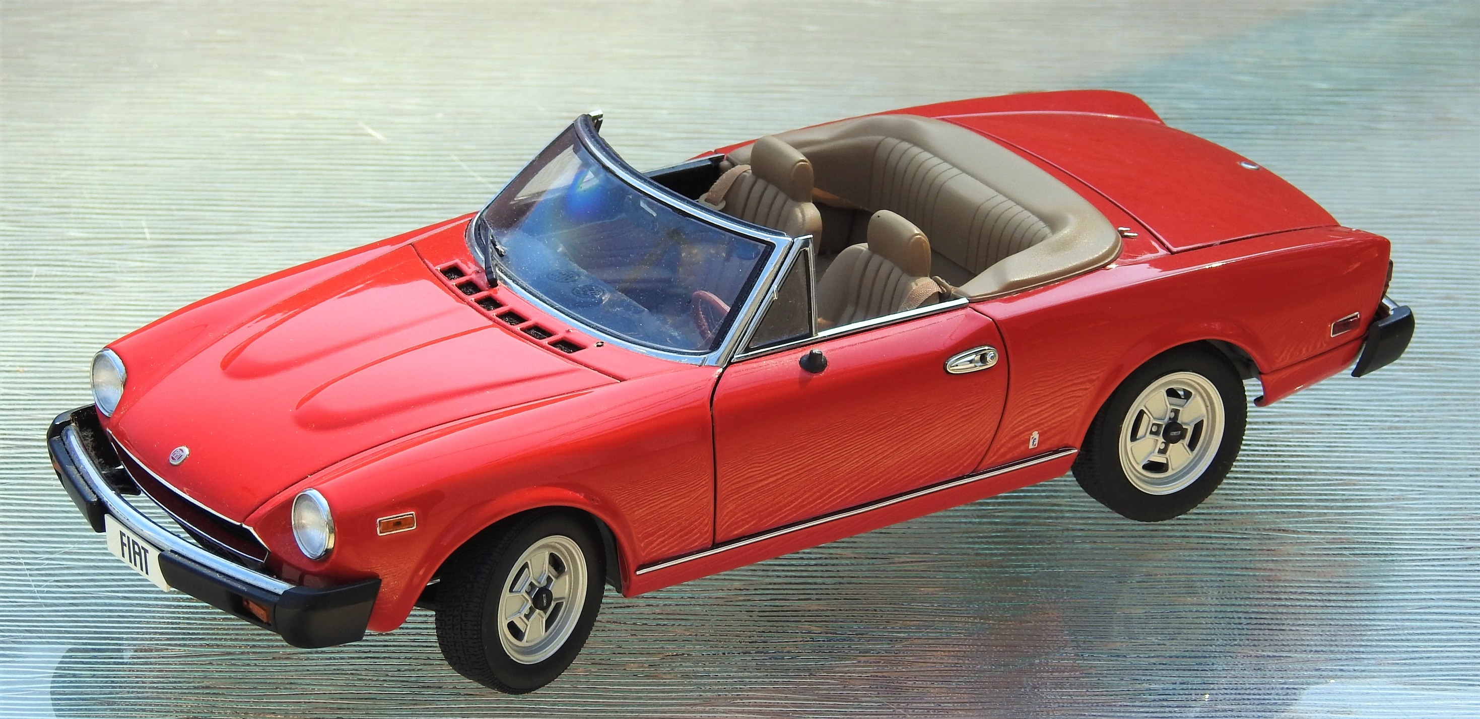 1/18 AUTOart フィアット 124 スポルト スパイダー 2000