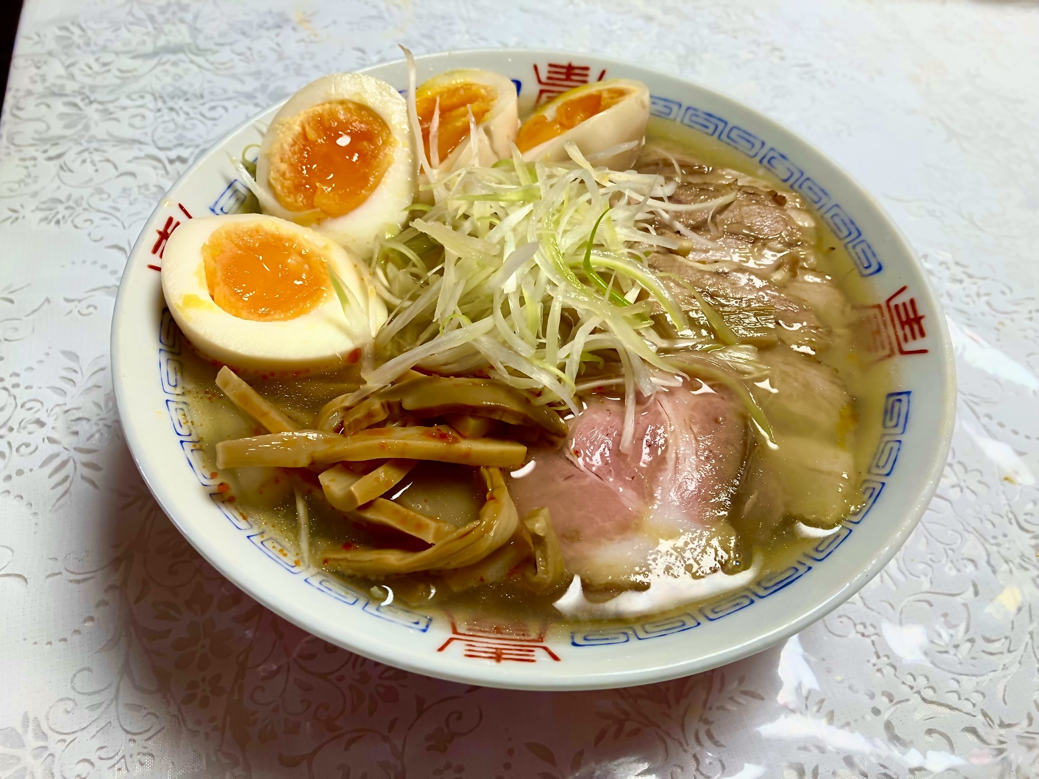 煮卵とチャーシュー特盛りの 正麺煮卵塩ラーメンをいただきました