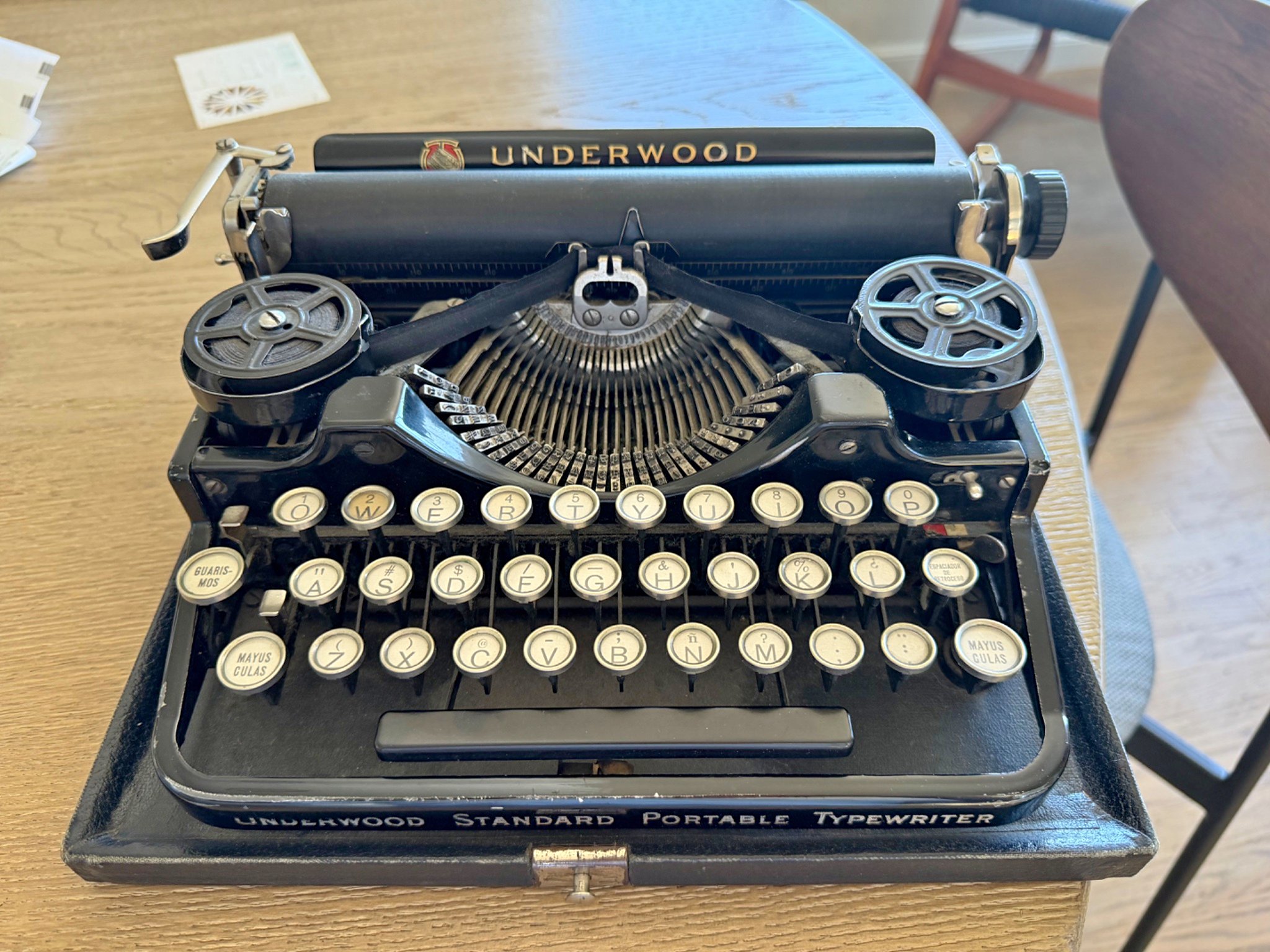Vintage Underwood Standard Portable Typewriter — 1930s, Spanish
