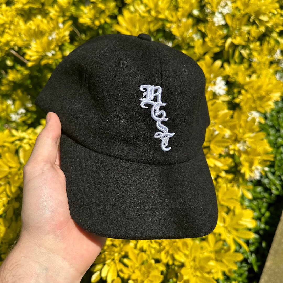 The Classic Felt Box Logo Cap offers a fresh take on a classic