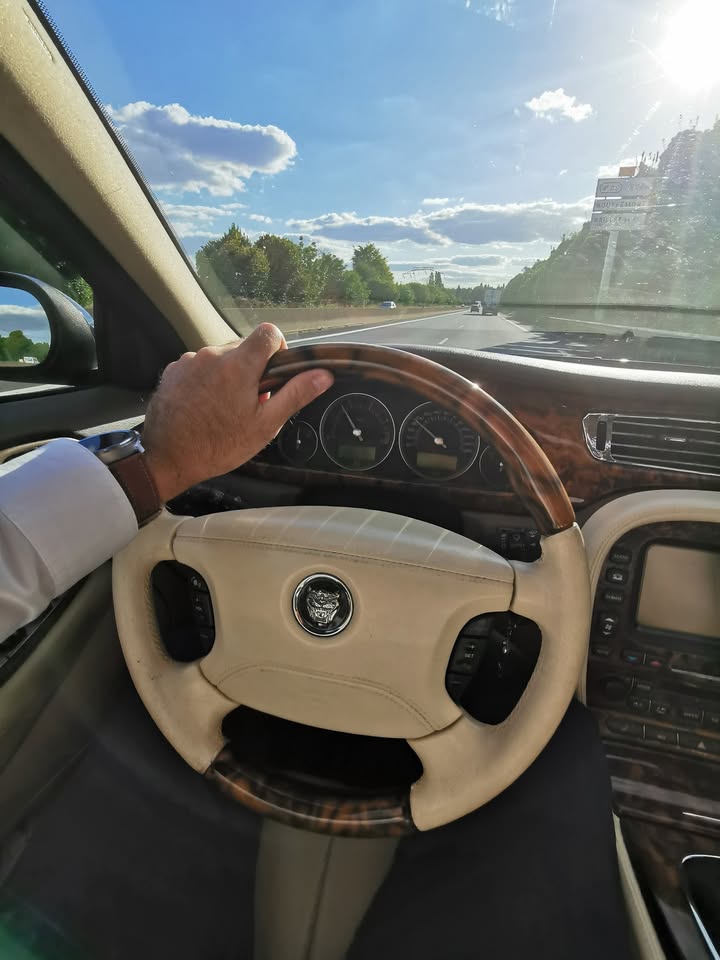 Luxury walnut and leather interior in 1966 Jaguar 420G