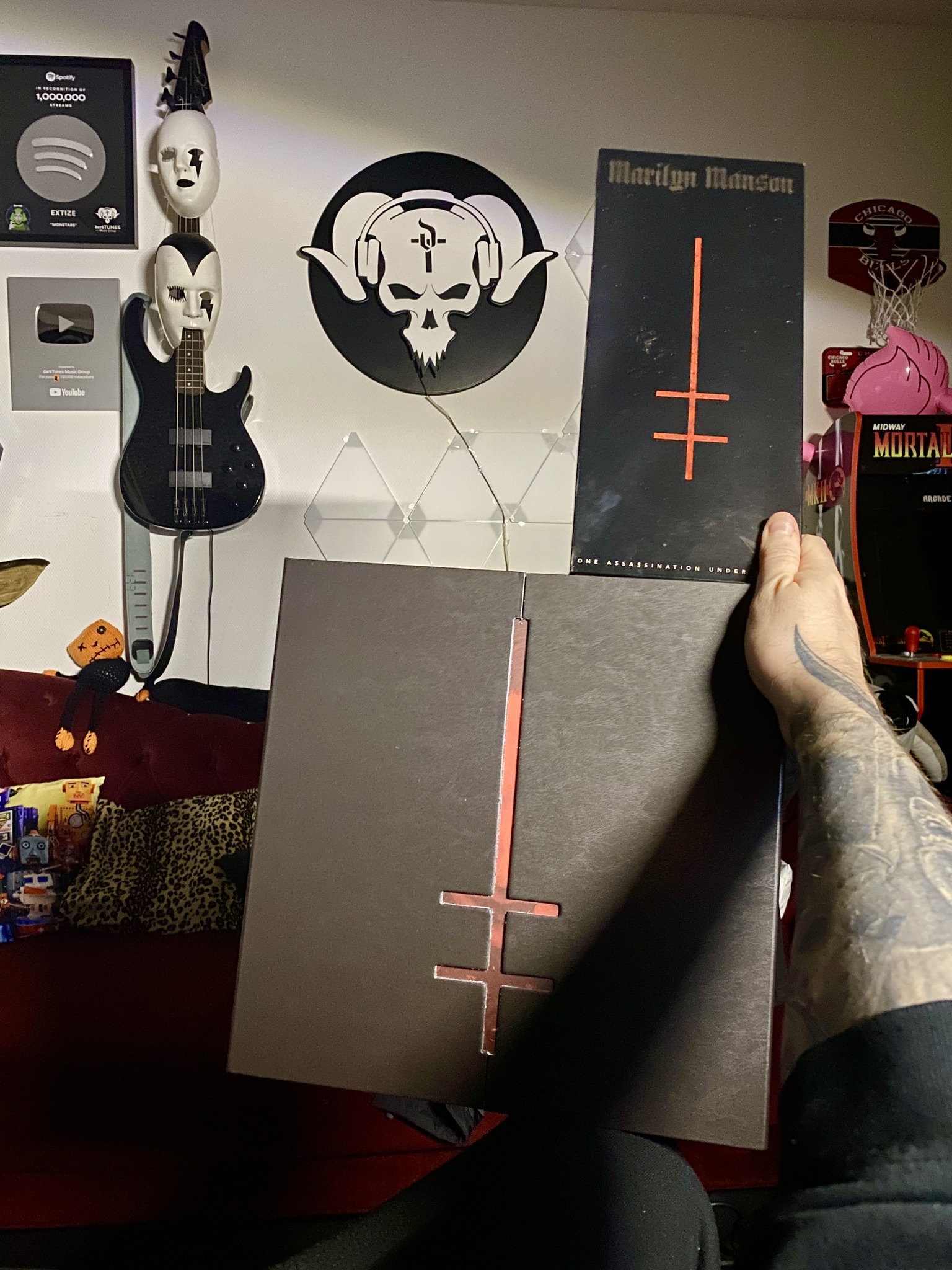 Marilyn Manson vinyl box set fits in new cube