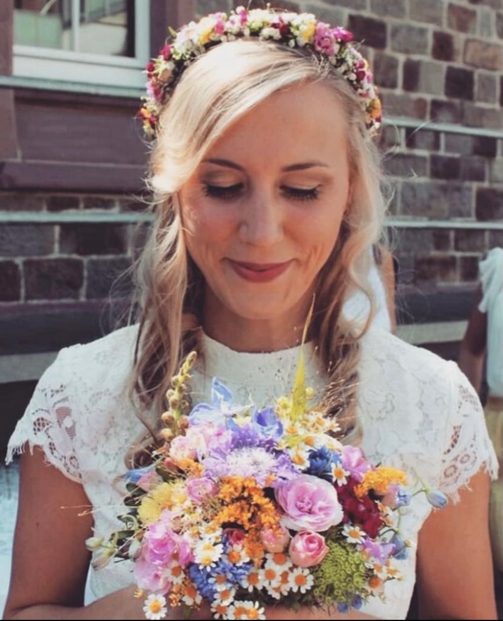 🫶🏼 #standesamt #sommer #sommerblumen #madewithlove #blumen #brautstrauß #braut #kopfkranz #bunt #blumenmachenglücklich #blumenmarks #steinenbrück #handwerk #hochzeit