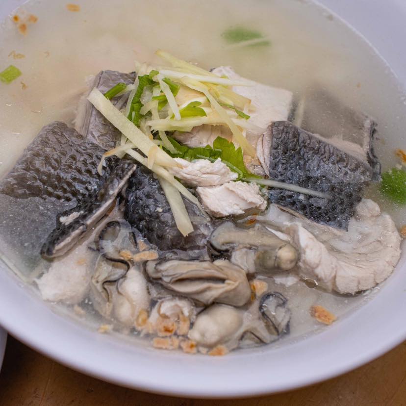 台灣找美食 - 15塊一碗肉燥飯也太佛，鹹粥有魚肉有魚皮有蚵仔一整天的氣力，北蔡一字排開全都都想夾 | Facebook