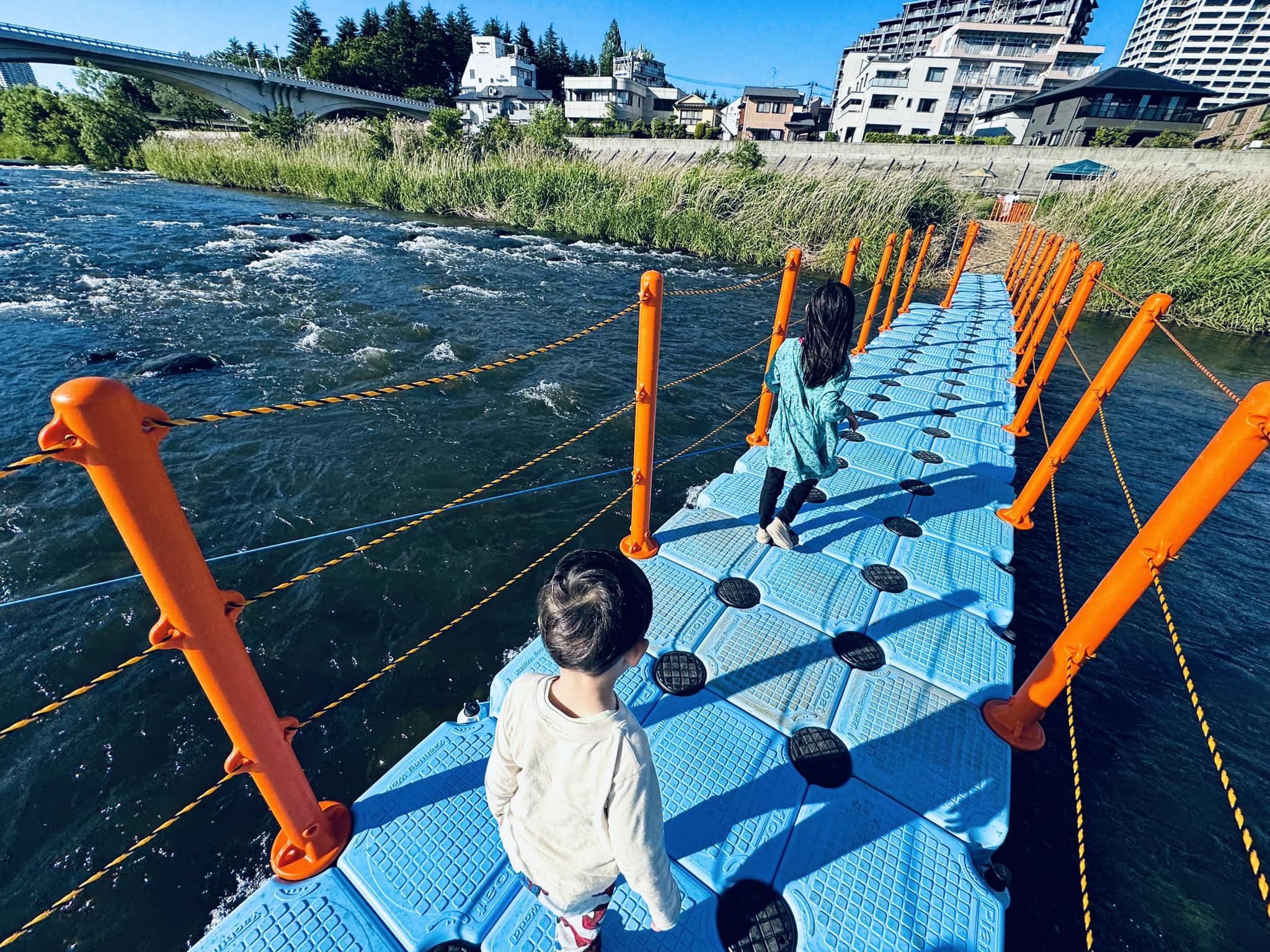 伊藤ゆうた - 【新しい広瀬川の橋】 仙臺緑彩館脇の広瀬川に15メートルと20メートルの2本の浮き橋が今日から3日間限定で掛けられました。夕方 ...