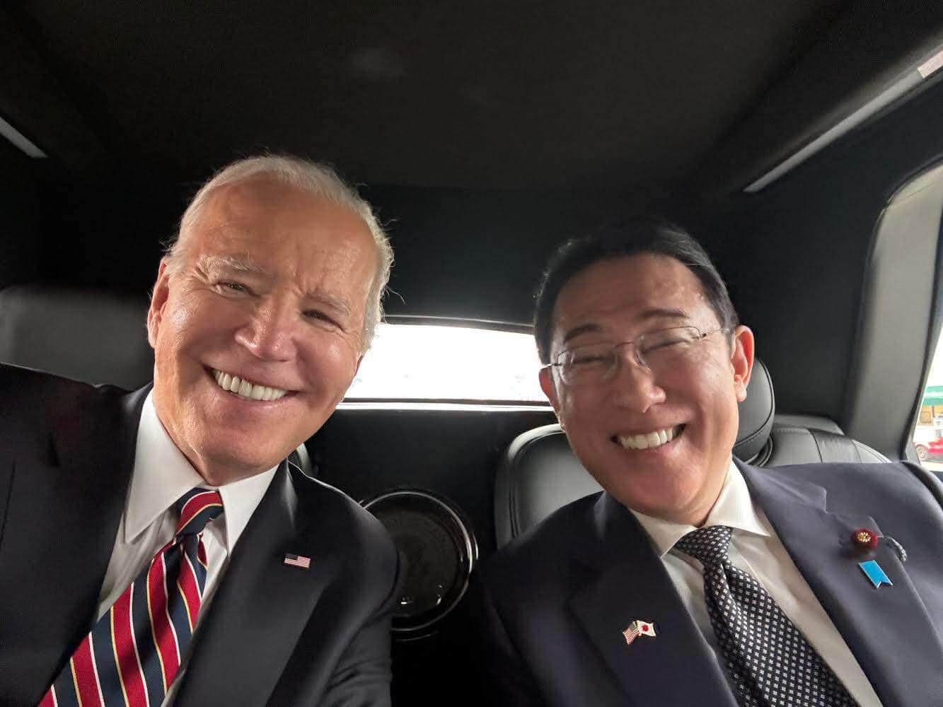 岸田文雄 - バイデン大統領夫妻との夕食会に向かう車中での様子です 