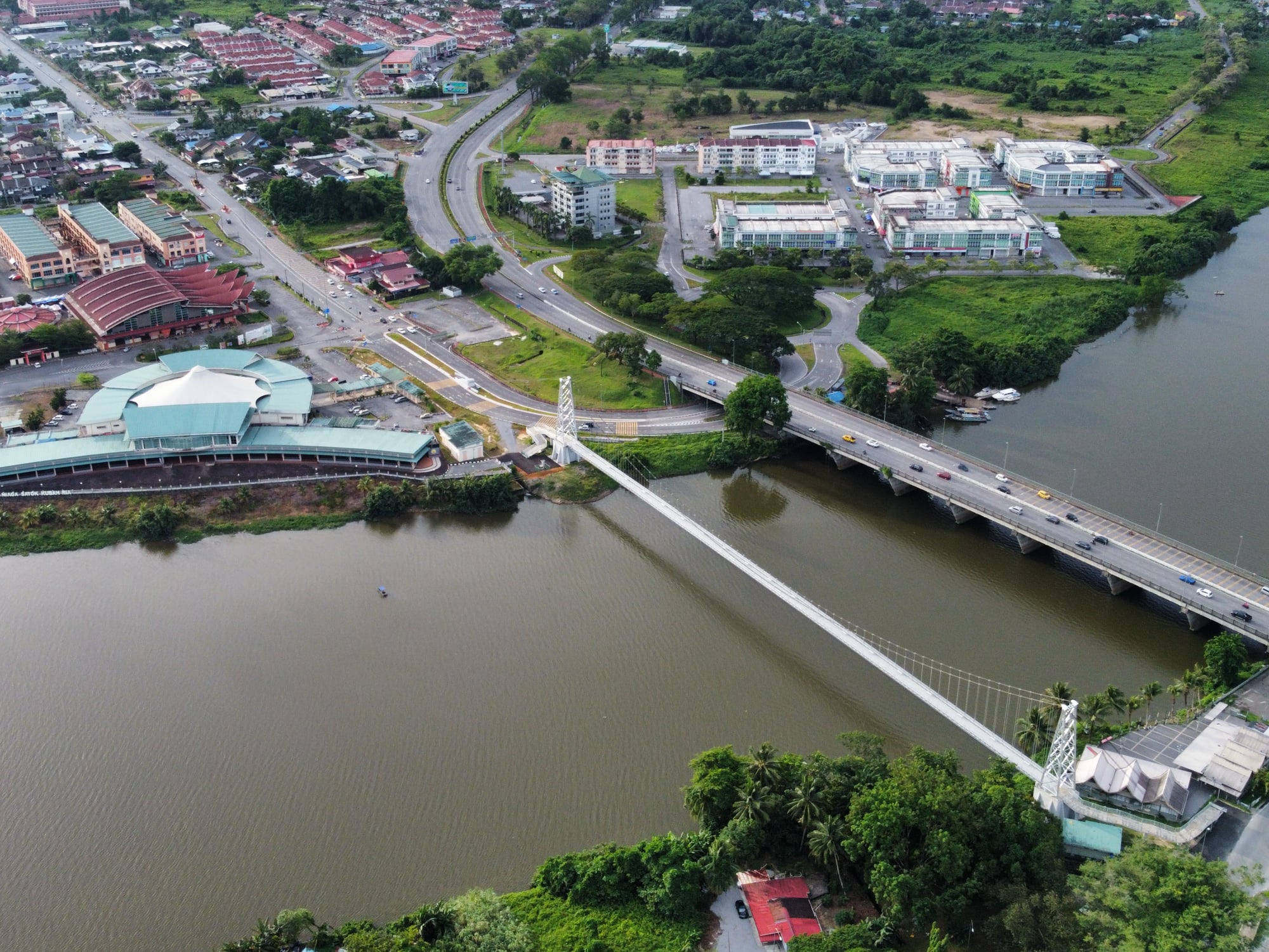 Sarawakdotcom - The new Jambatan Gantung Satok seen from...
