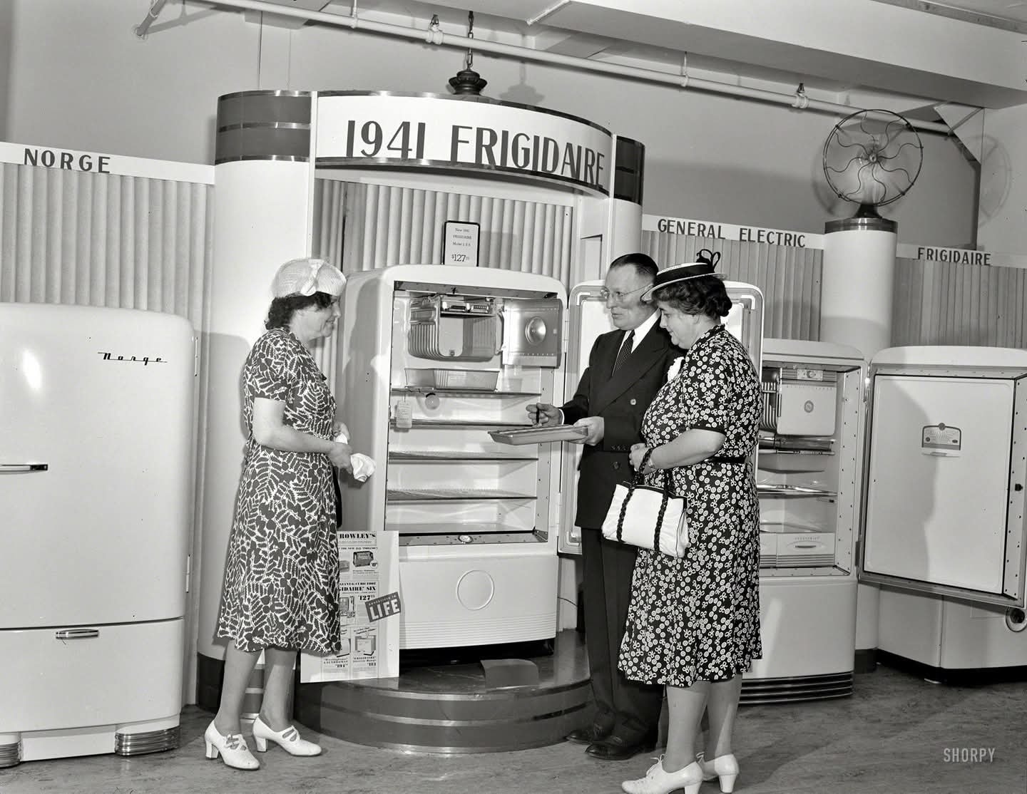 冷蔵庫・冷凍庫 1941's Vintage GE Refigerator  U.S 1941 General Electric fridge installed in malt shop