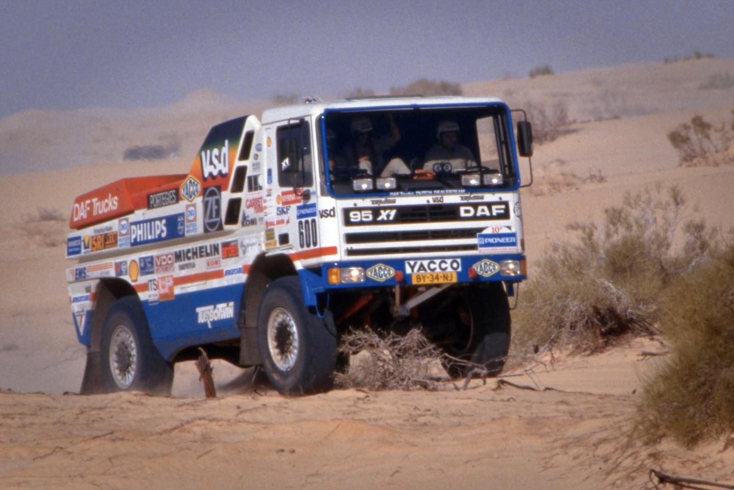 Auto Retro - DAF 95 TurboTwin X1 - a rally raid racing...