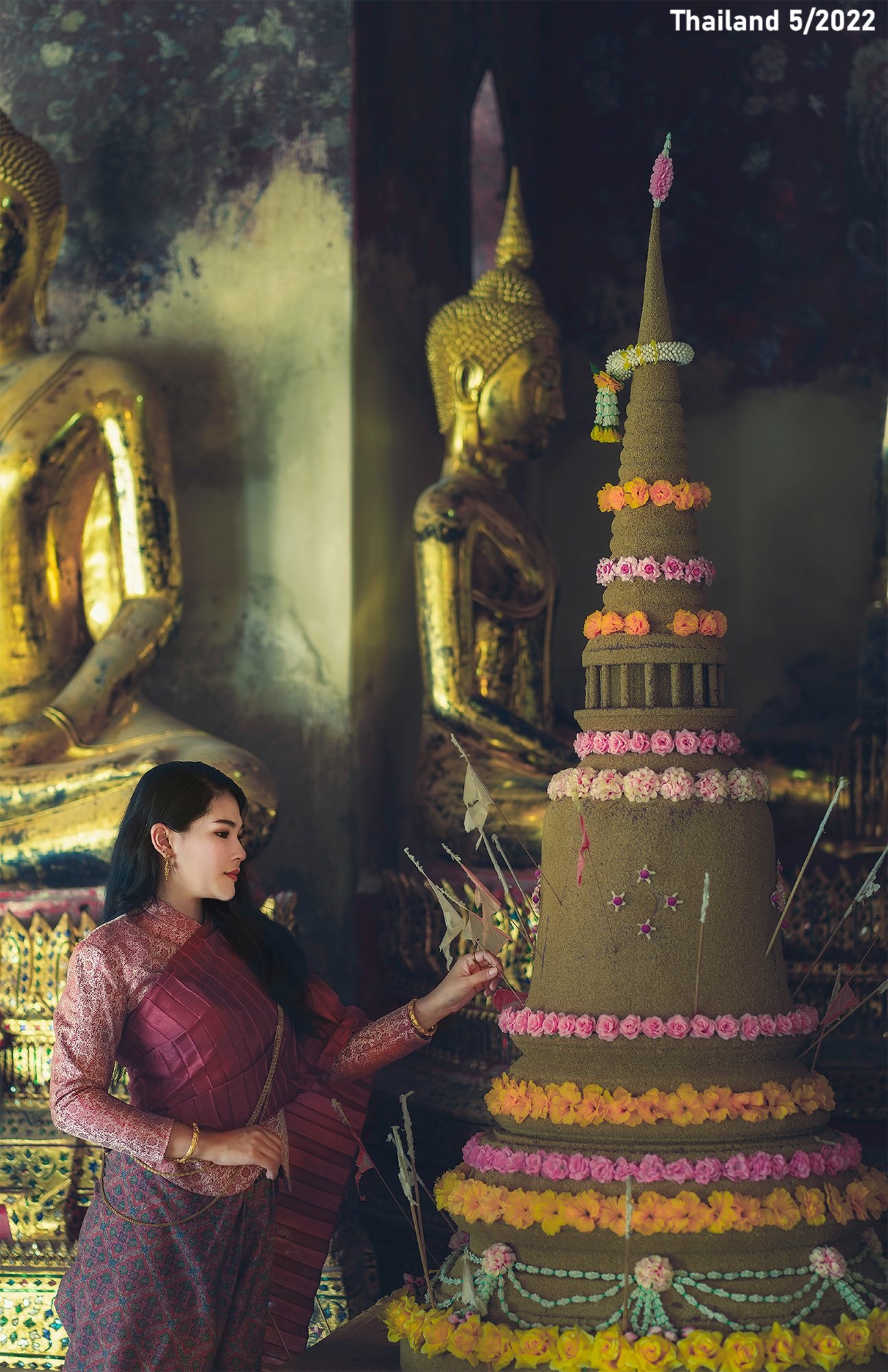 Thai - Gorgeous Model Dresses in the Thai Traditional Outfit of King ...