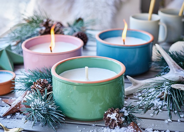 SOFIA, unsere Kerze in einer Terracotta-Schale für den Outdoorbereich, ist eine einzigartige Kombination aus modern-rustikalem Design und umweltfreundlichen Materialien. Die glasierten, mit veganem