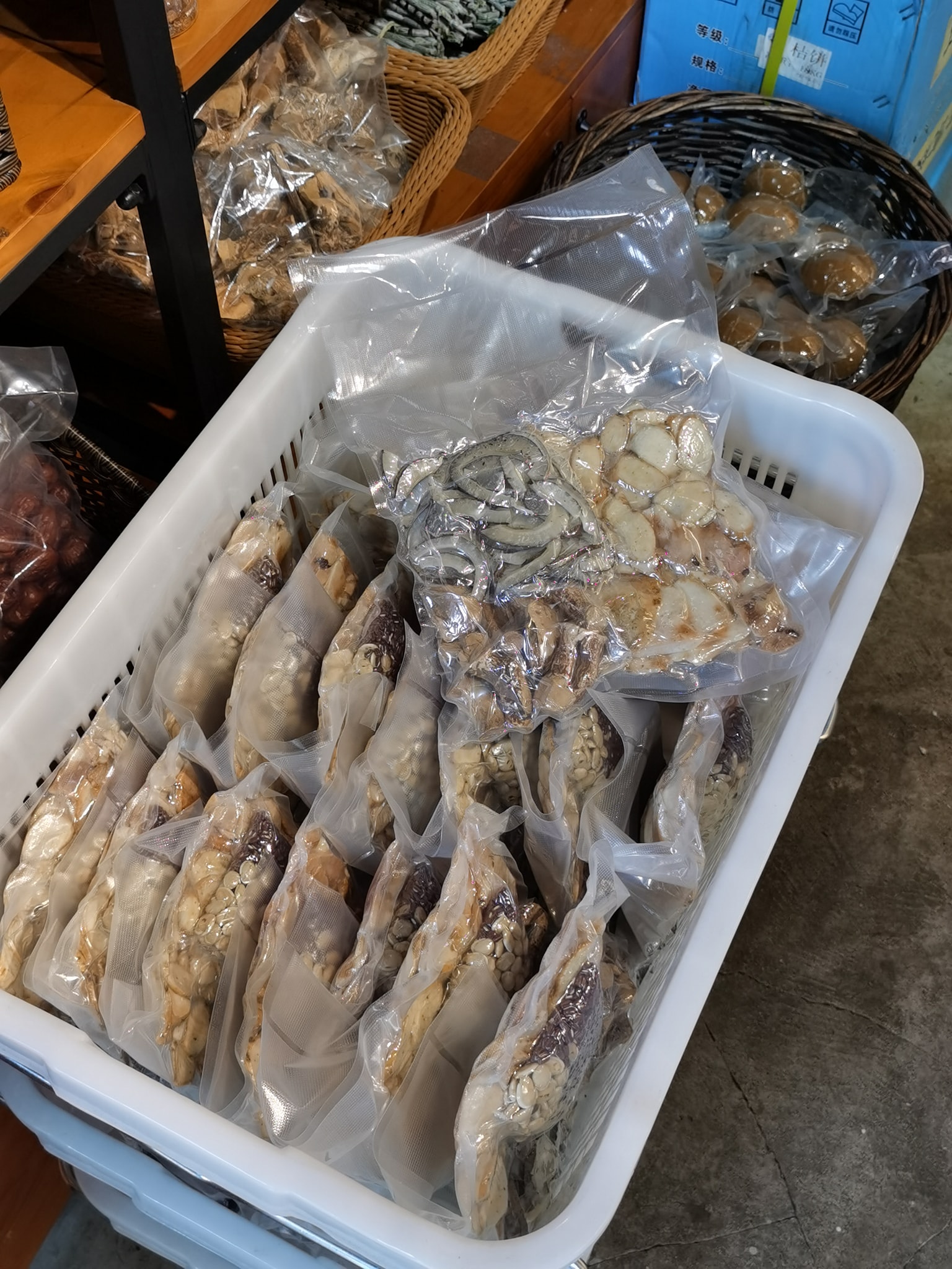 家常例湯 - 【重點：唔係 009 2.0版本😆】 今日個個強肺009 + 素湯料，3大籮準備出貨🙌🏻... | Facebook