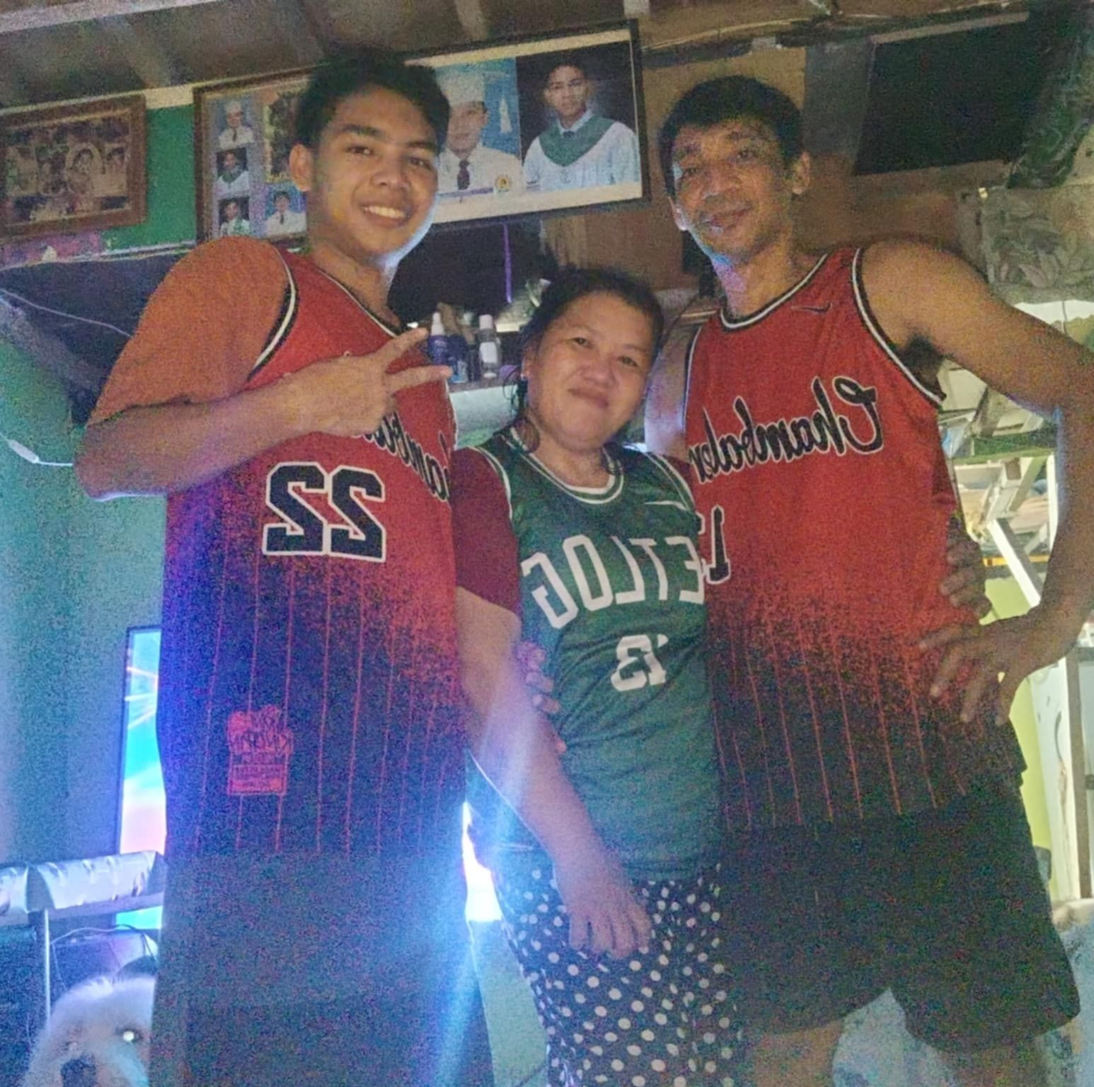 Ahahahah asumera ka! Wla daw Kalat kaya Ako nlang magkakalat! Happy me ...