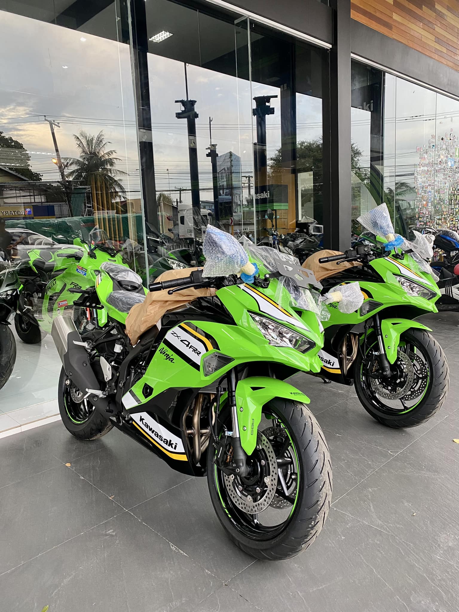 NINJA ZX4RR ON STOCK!!🫣🔥 SRP ₱499,000 -- LIMITED STOCK AVAIL