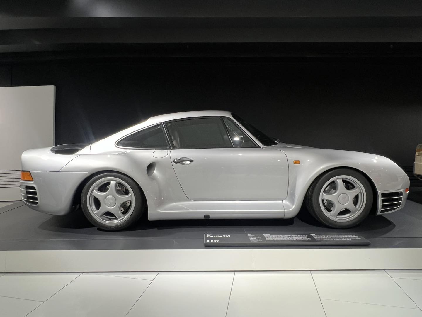 A black Porsche 959 in Paris!