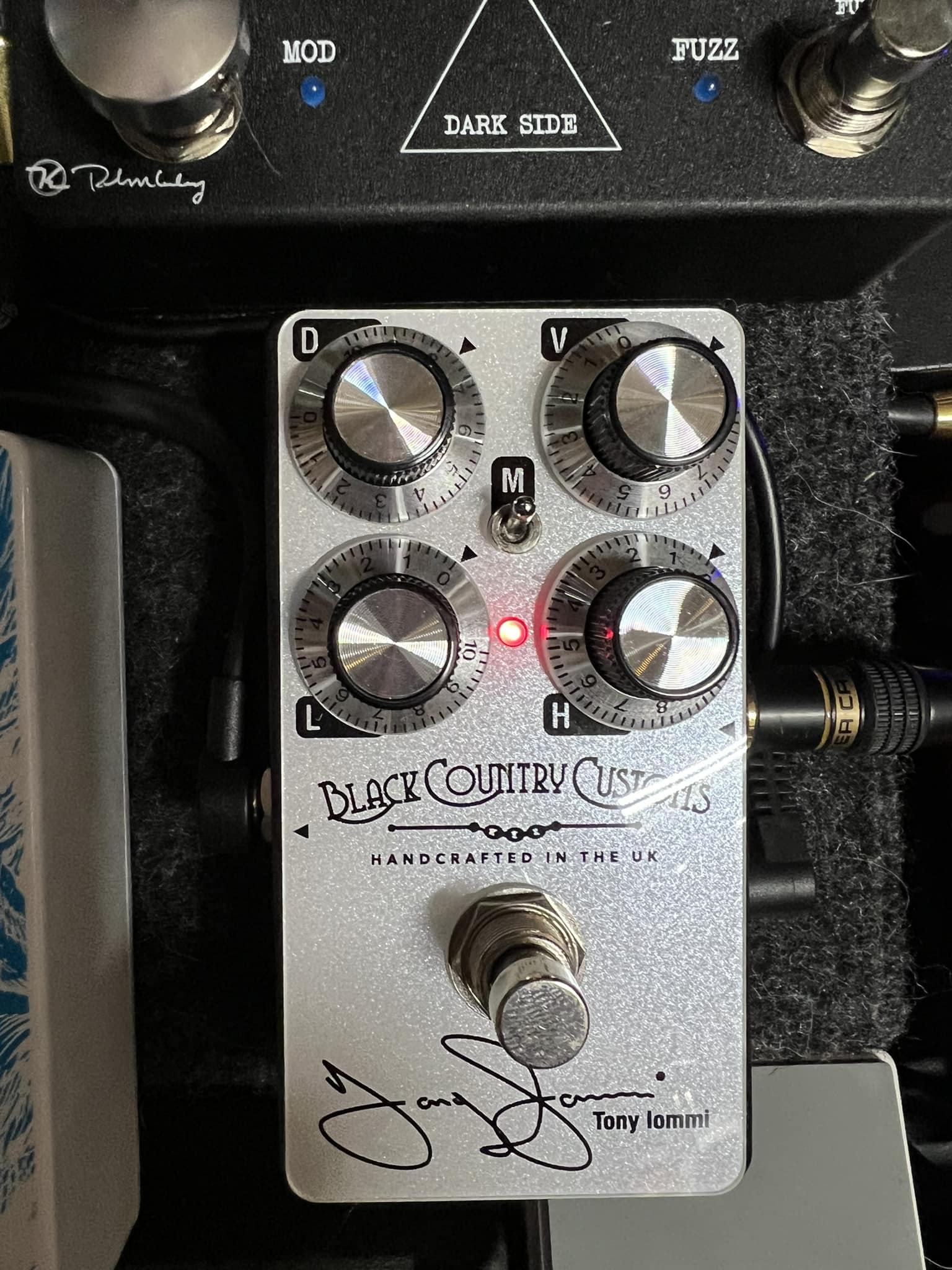 I added the Tony Iommi treble booster to my board 🎸🔊👍🏻