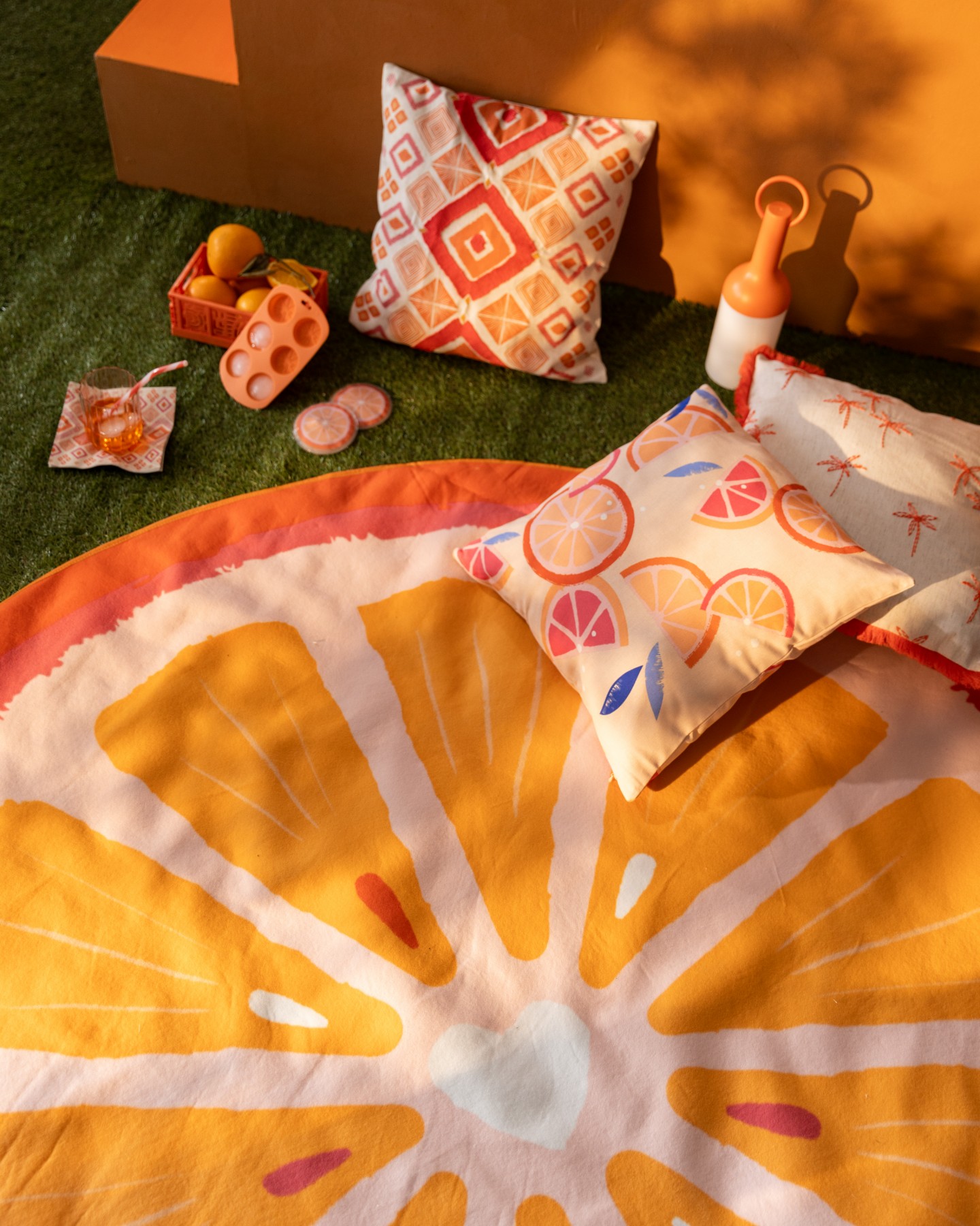 Unsere Picknickdecke Naranja ist der perfekte Begleiter bei deinem nächsten Ausflug ins Grüne!🌿🧡 In Kombination mit den Accessoires aus der Naranja Kollektion und einem leckeren Aperol Spritz, bist du bestens ausgestattet. Markiere