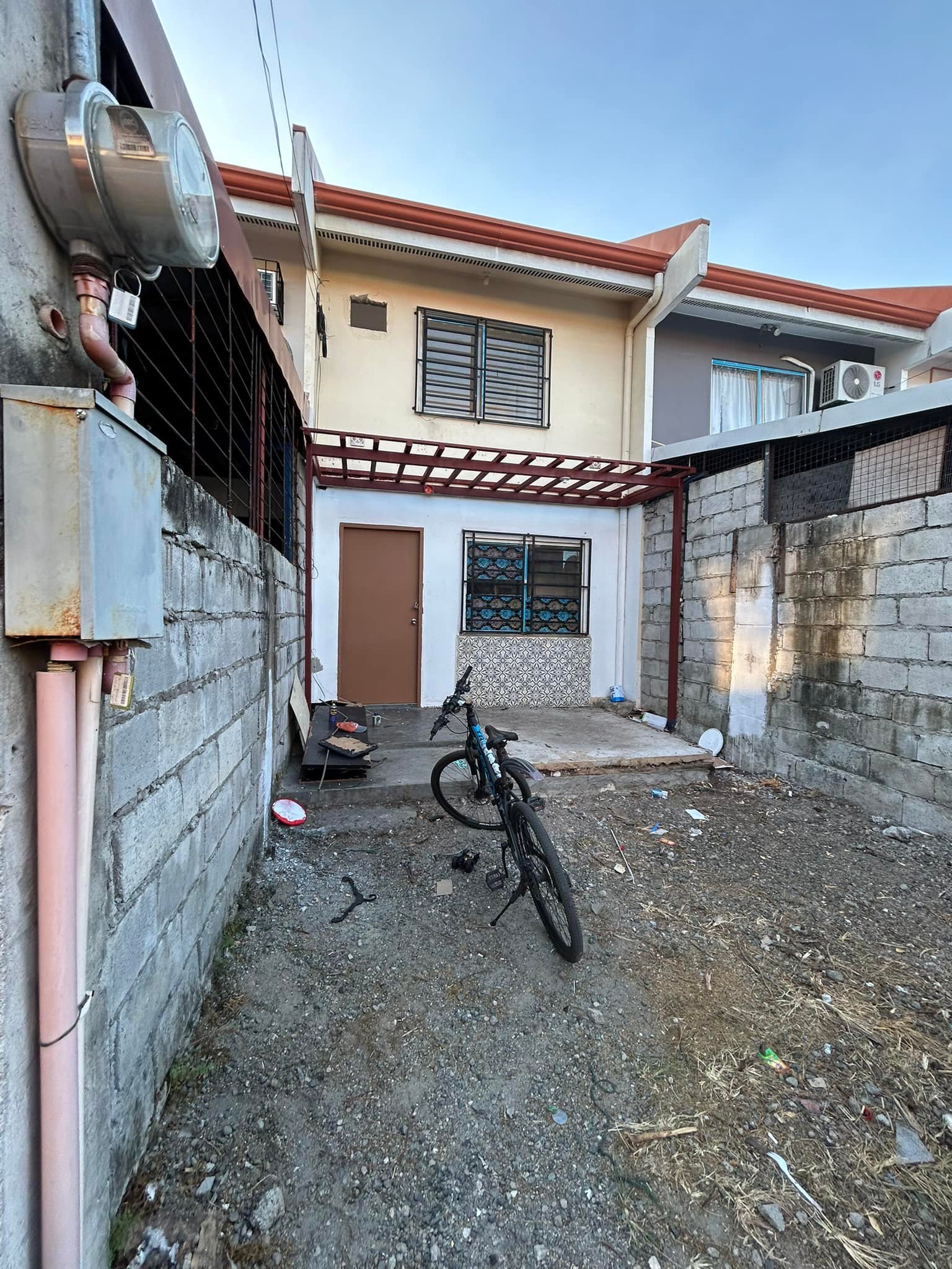 Blk. 4 Near the gate! JASMINE TOWNHOUSE 60sqm LOT 2BR PASALO /RENT TO ...