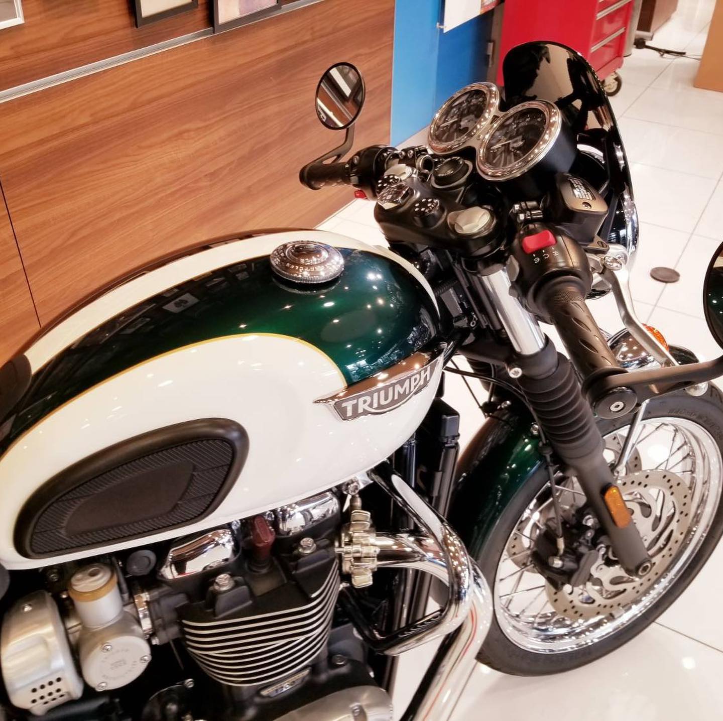 ボンネビルT120カスタム】﻿ ﻿ 本日は﻿ ボンネビルT120の﻿ セパハン仕様 